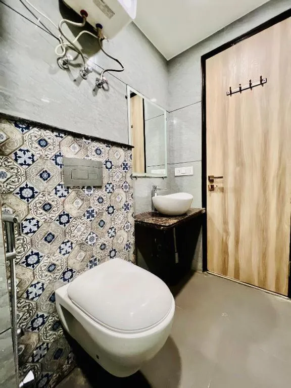 Shower in Hotel Apple Inn & Suites, New Delhi