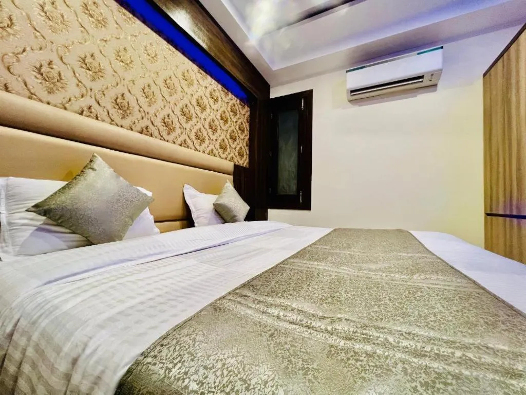 Photo of the whole room, Bed in Hotel Apple Inn & Suites, New Delhi