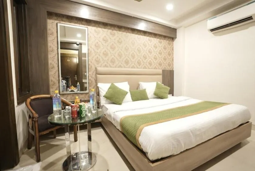 Living room, Bed in Hotel Apple Inn & Suites, New Delhi