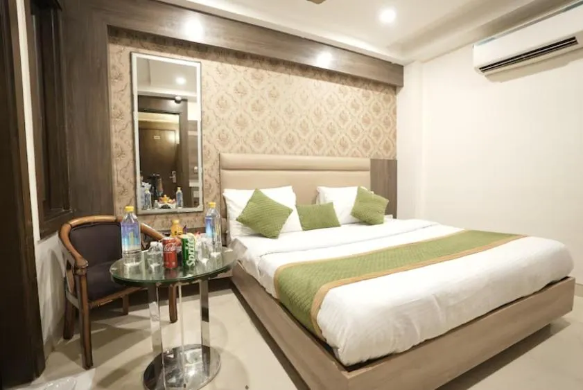 Bedroom, Bed in Hotel Apple Inn & Suites, New Delhi