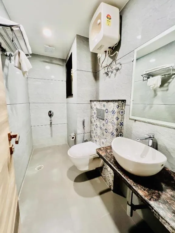 Bathroom in Hotel Apple Inn & Suites, New Delhi