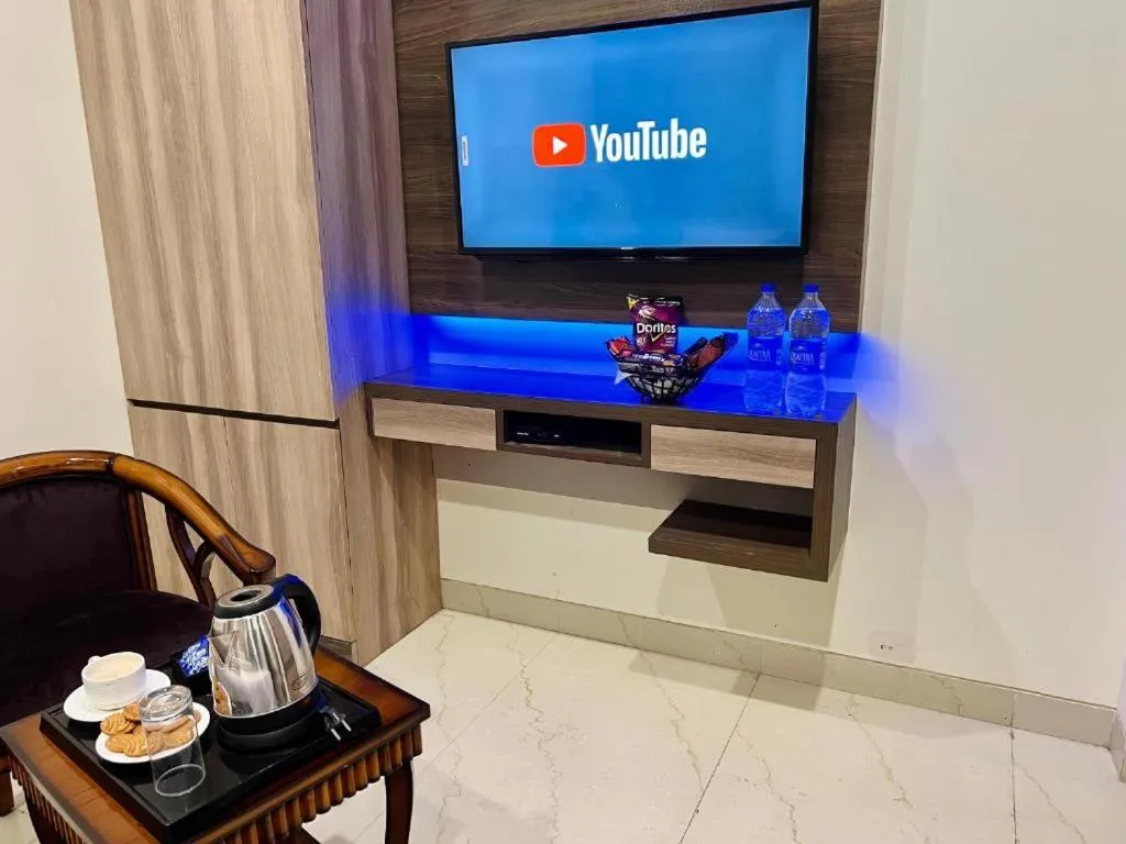 TV and multimedia in Hotel Apple Inn & Suites, New Delhi