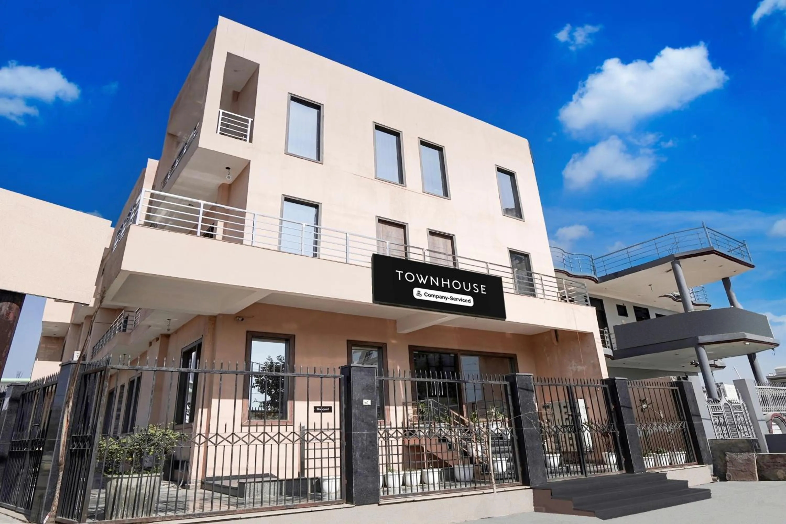 Facade/entrance in Townhouse Taj Mahal East Gate Formerly Royal Empire