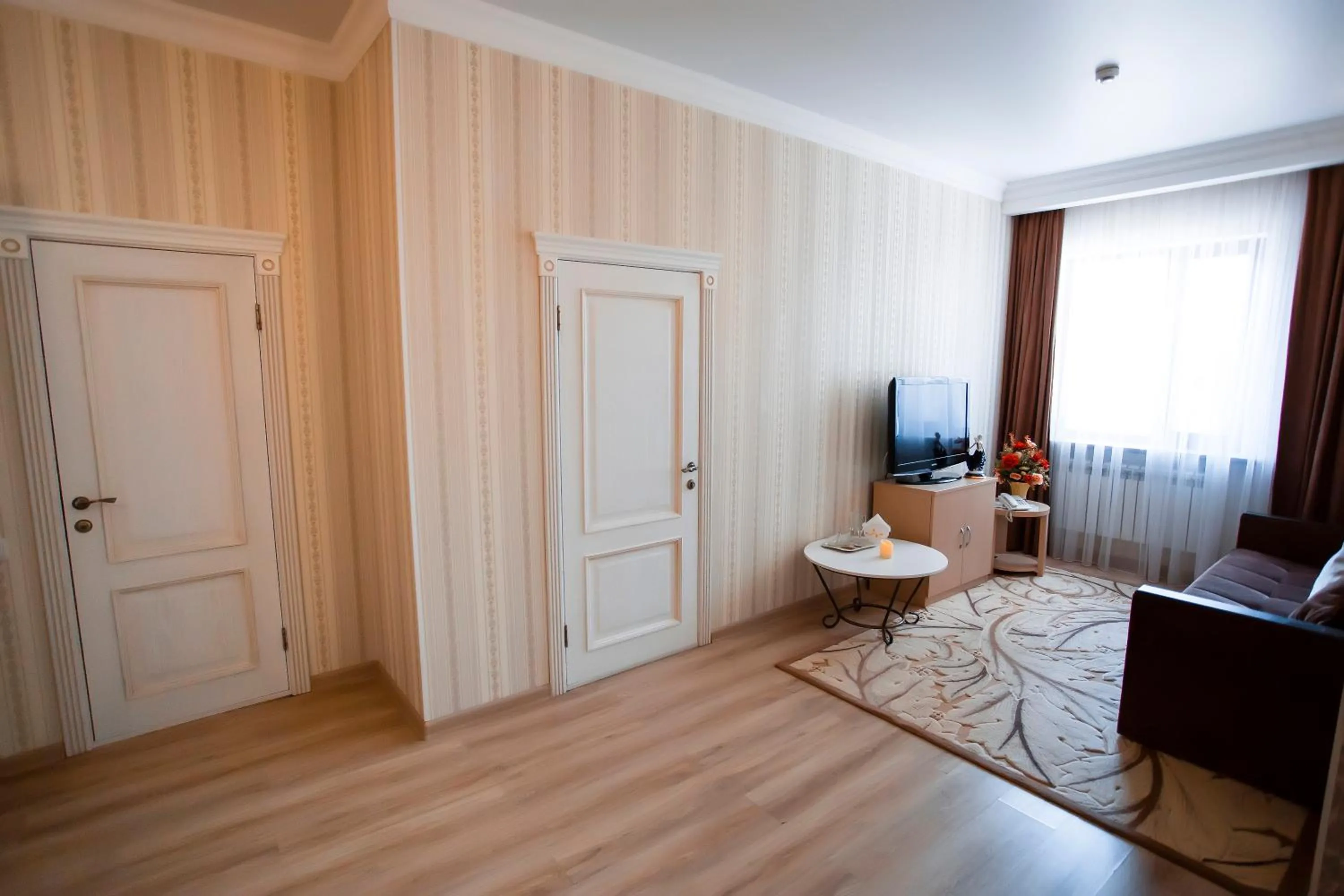 Seating area, Bed in Versal Hotel