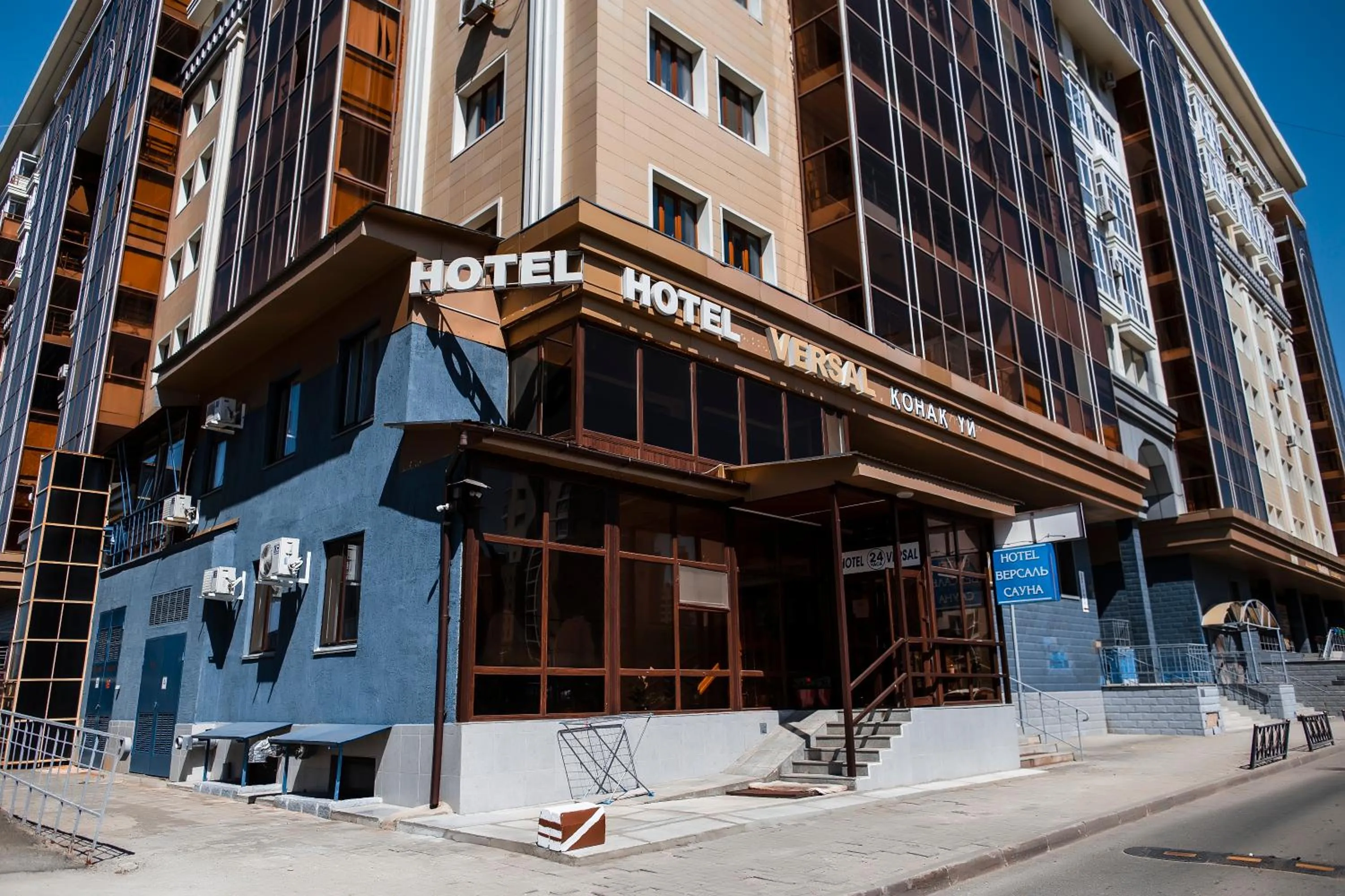 Facade/entrance in Versal Hotel