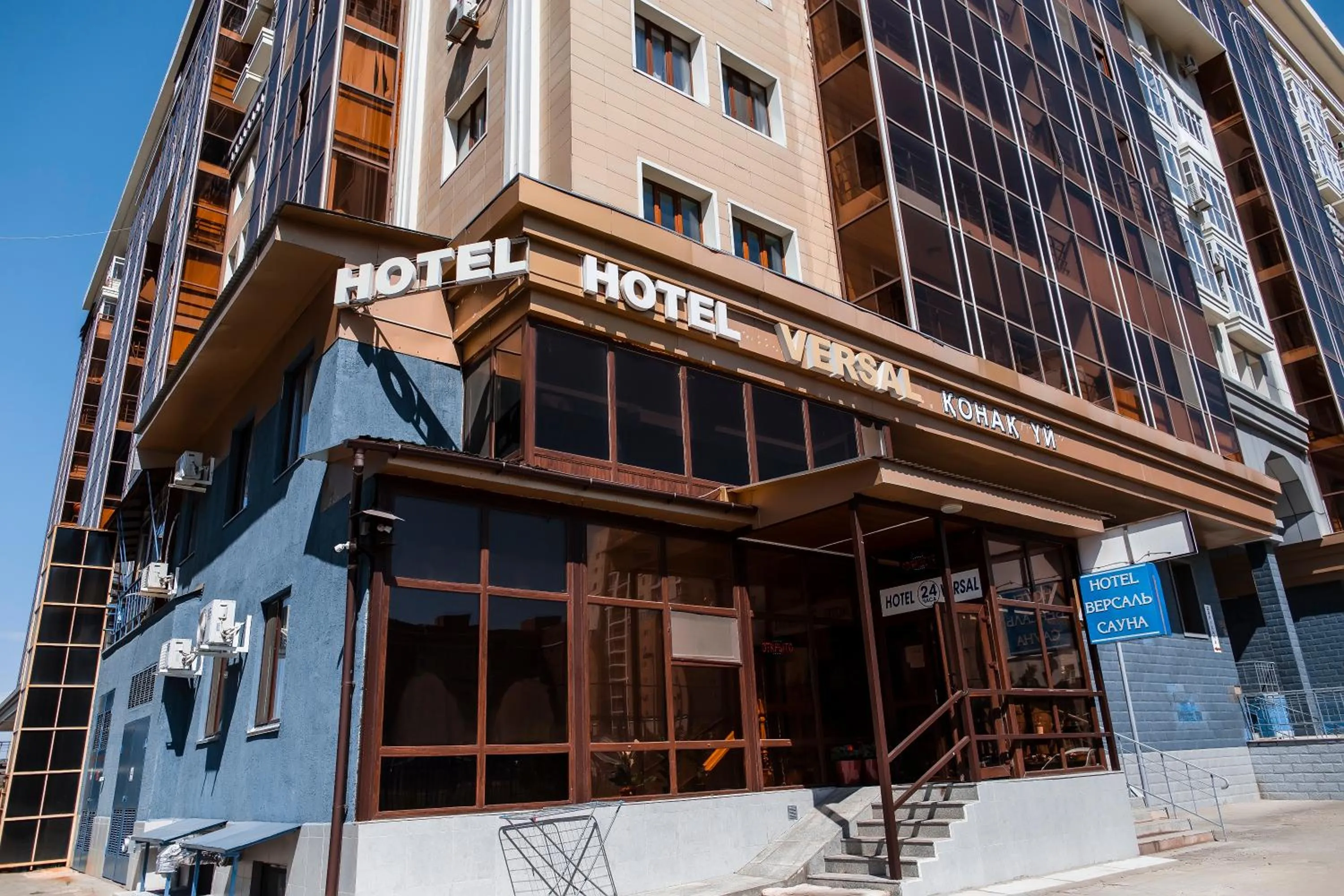 Facade/entrance in Versal Hotel