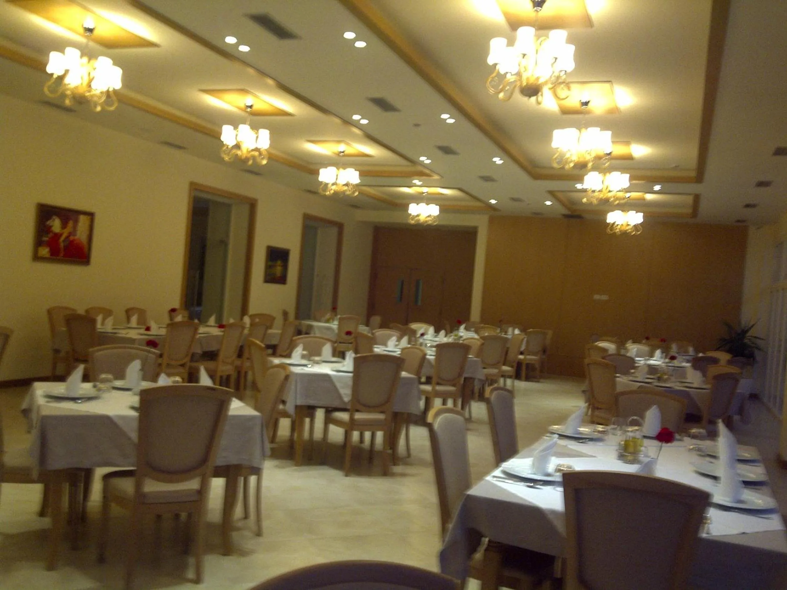 Restaurant/places to eat in Grand White City Hotel