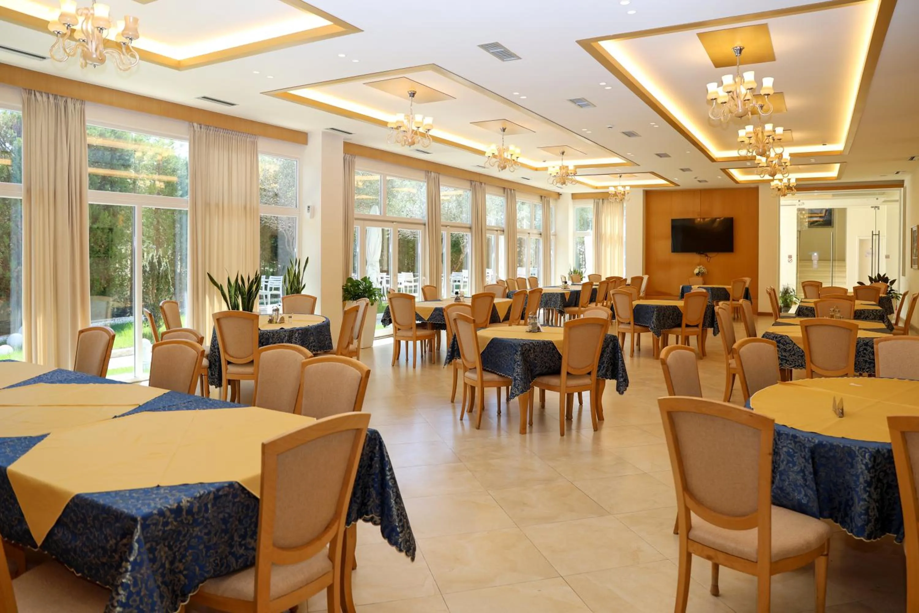 Restaurant/places to eat in Grand White City Hotel