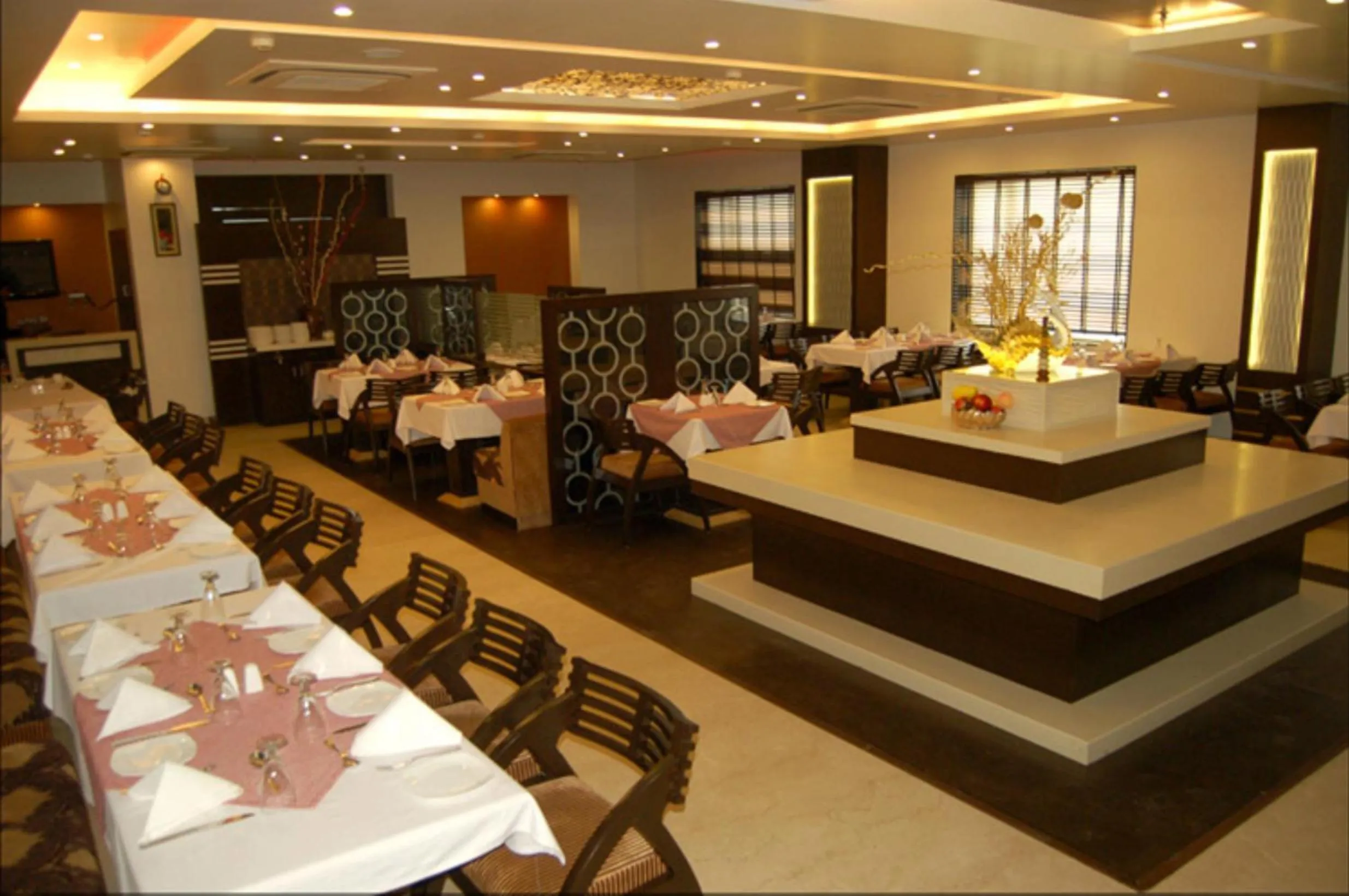 Restaurant/places to eat in Hotel Royale Ambience