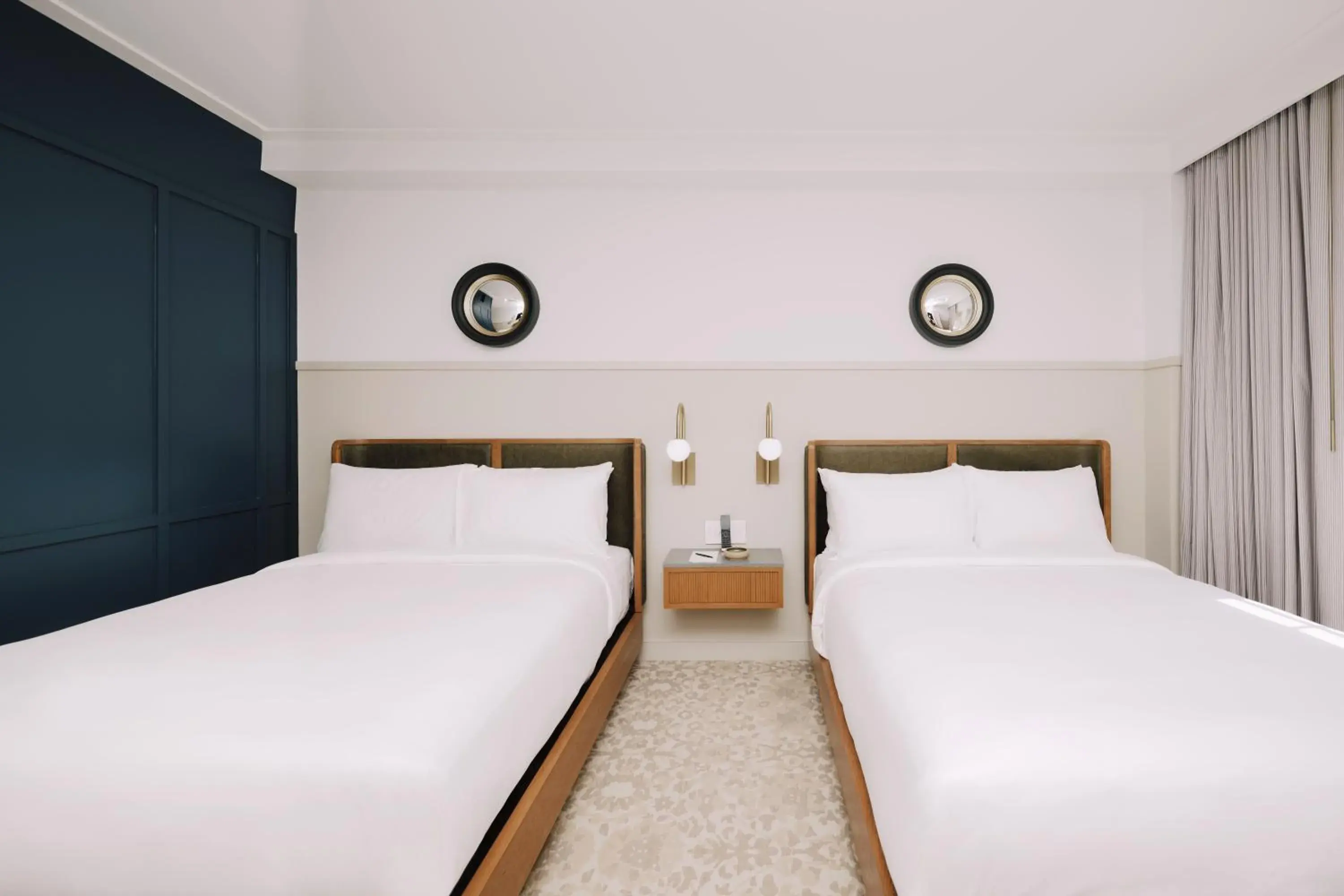 Queen Room with Two Queen Beds in Hotel Heron Old Town Alexandria Queen Room with Two Queen Beds in Hotel Heron Old Town Alexandria