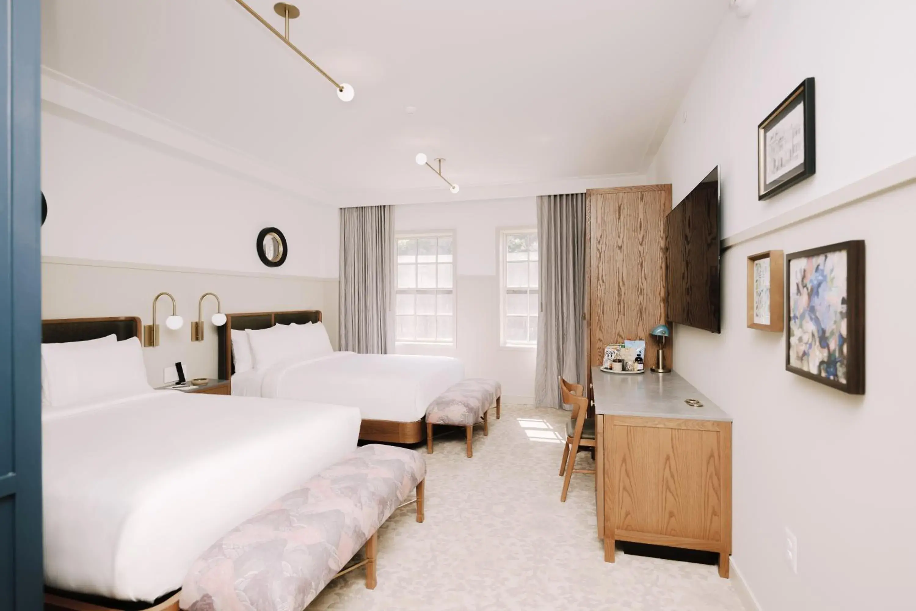 TV and multimedia, Bed in Hotel Heron Old Town Alexandria TV and multimedia, Bed in Hotel Heron Old Town Alexandria