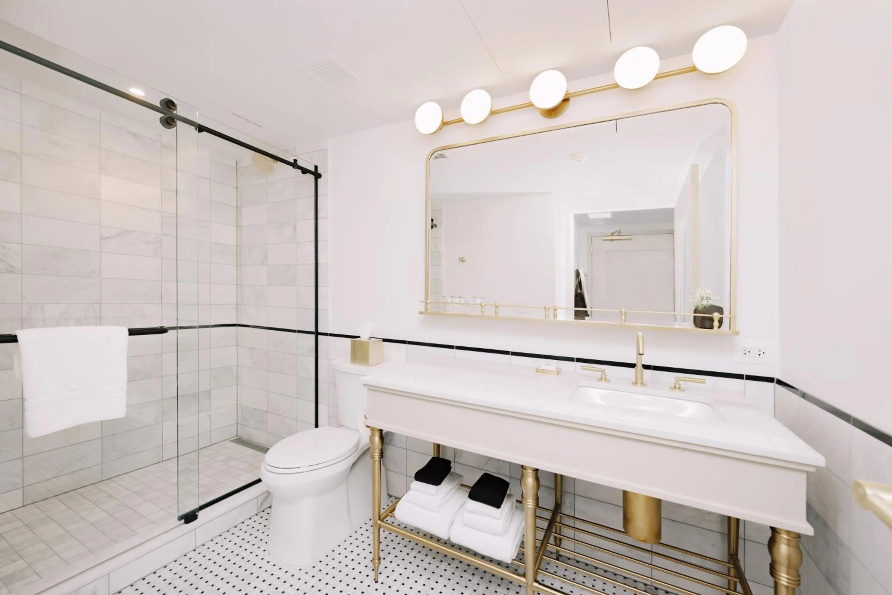 Bathroom in Hotel Heron Old Town Alexandria