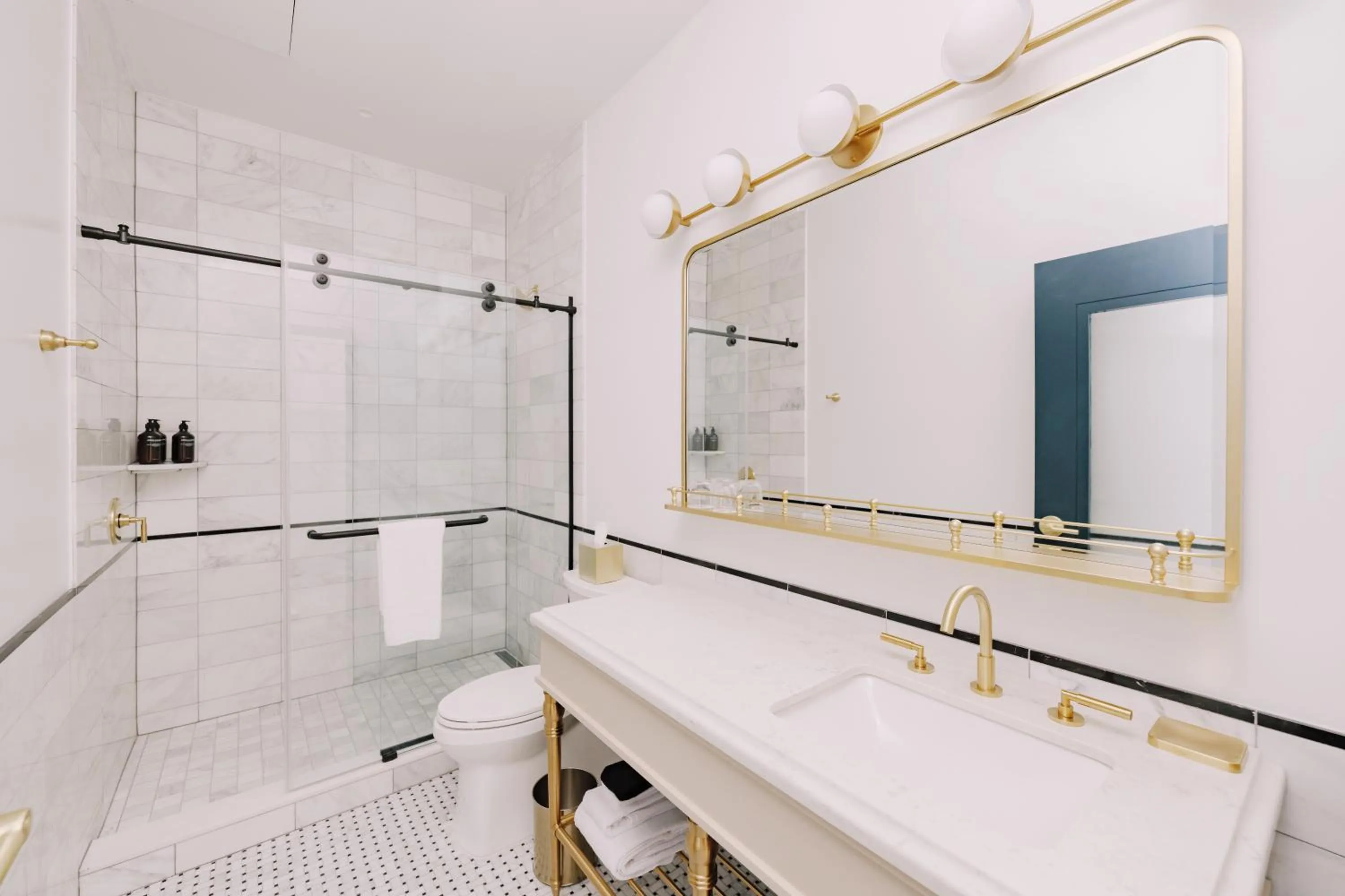 Bathroom in Hotel Heron Old Town Alexandria