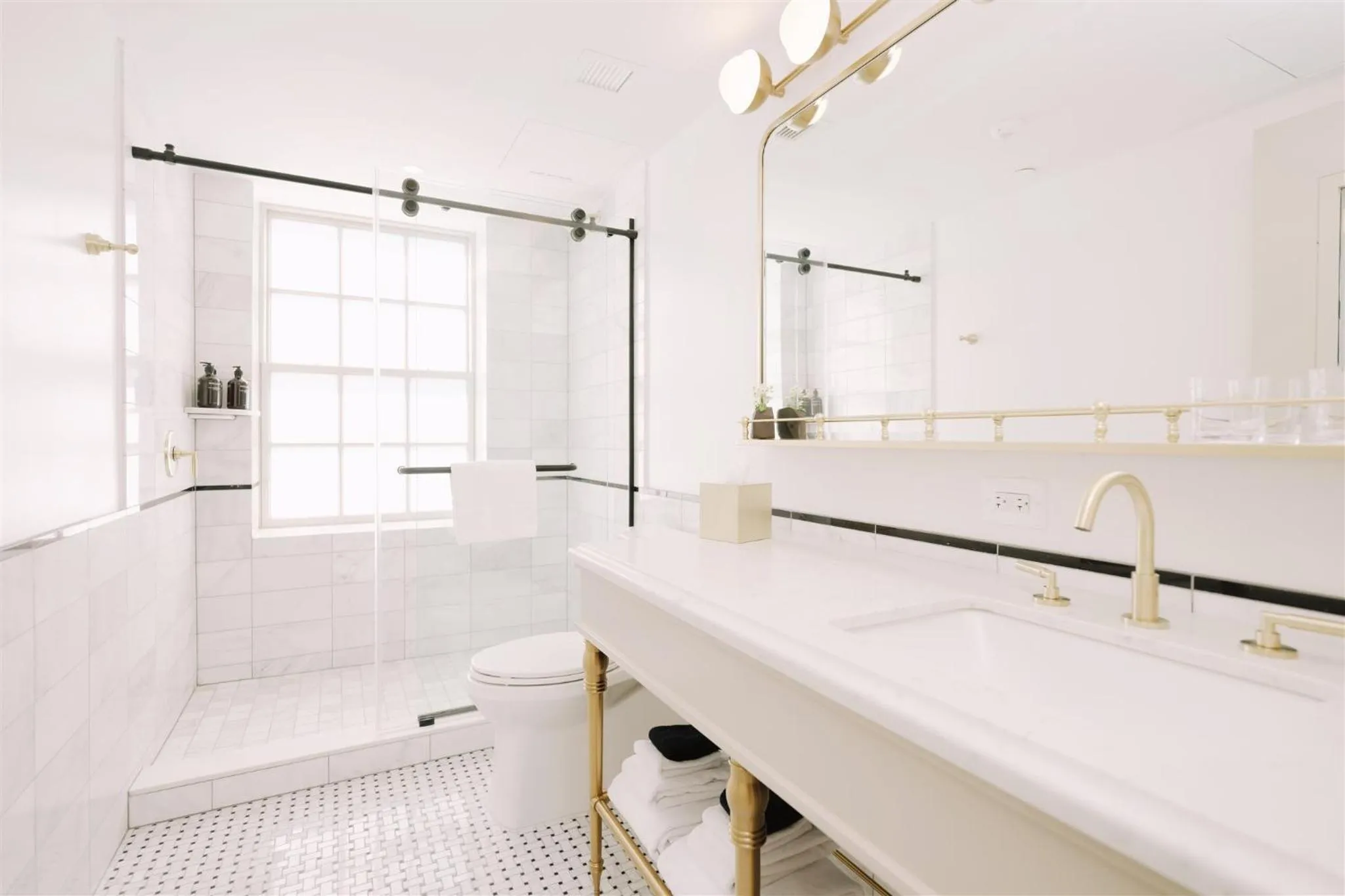 Bathroom in Hotel Heron Old Town Alexandria