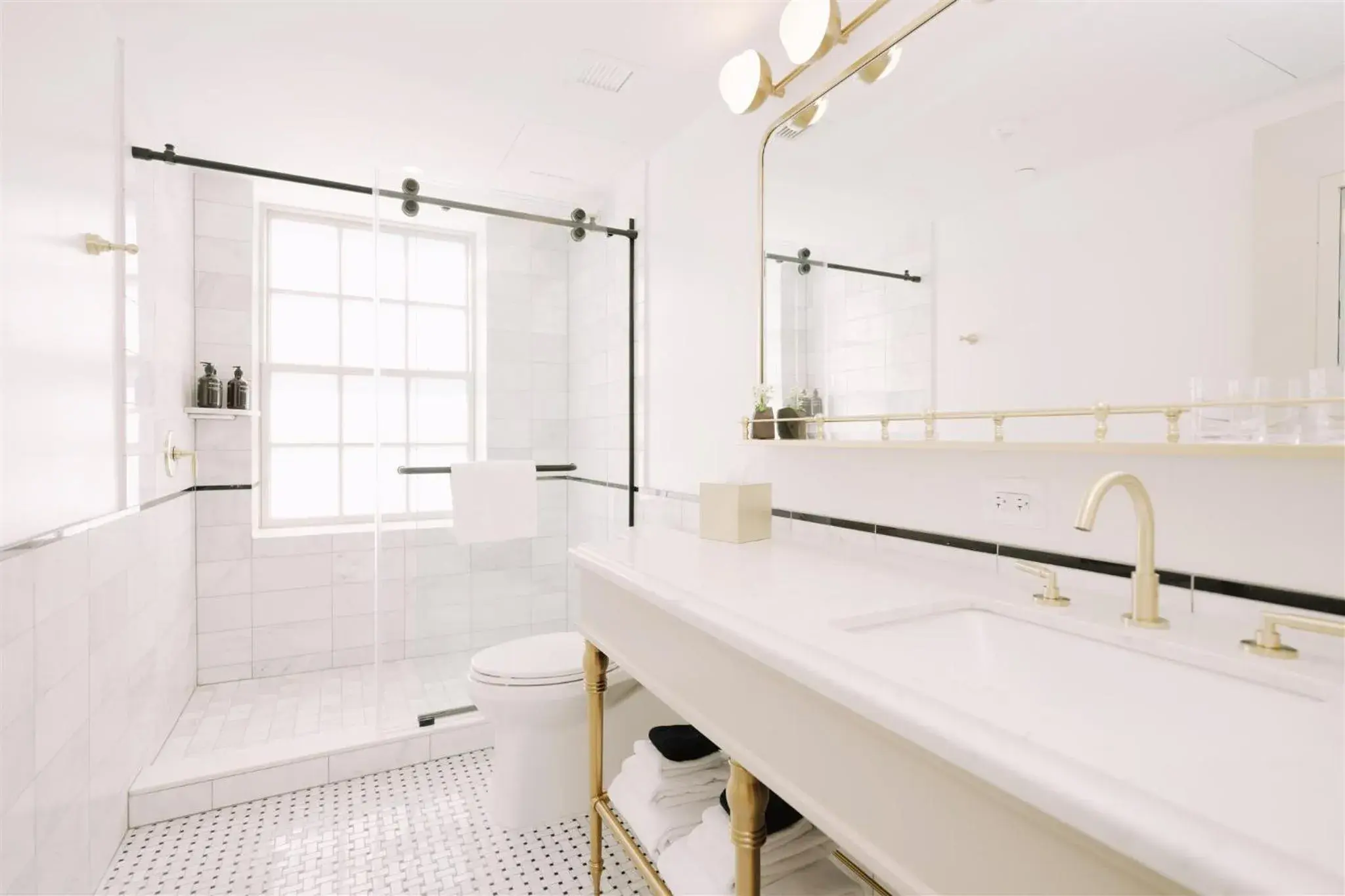 Bathroom in Hotel Heron Old Town Alexandria Bathroom in Hotel Heron Old Town Alexandria