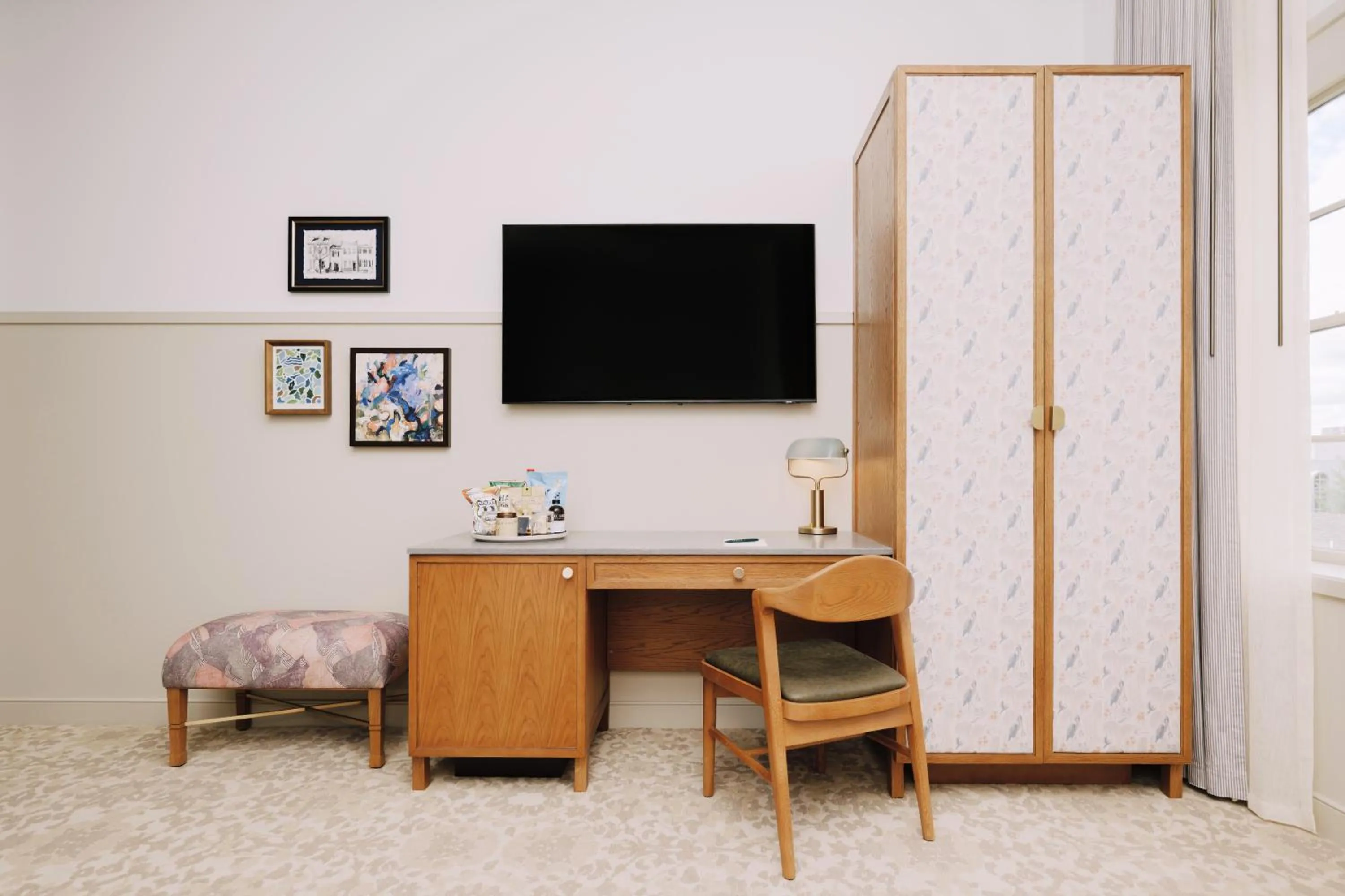 TV and multimedia in Hotel Heron Old Town Alexandria