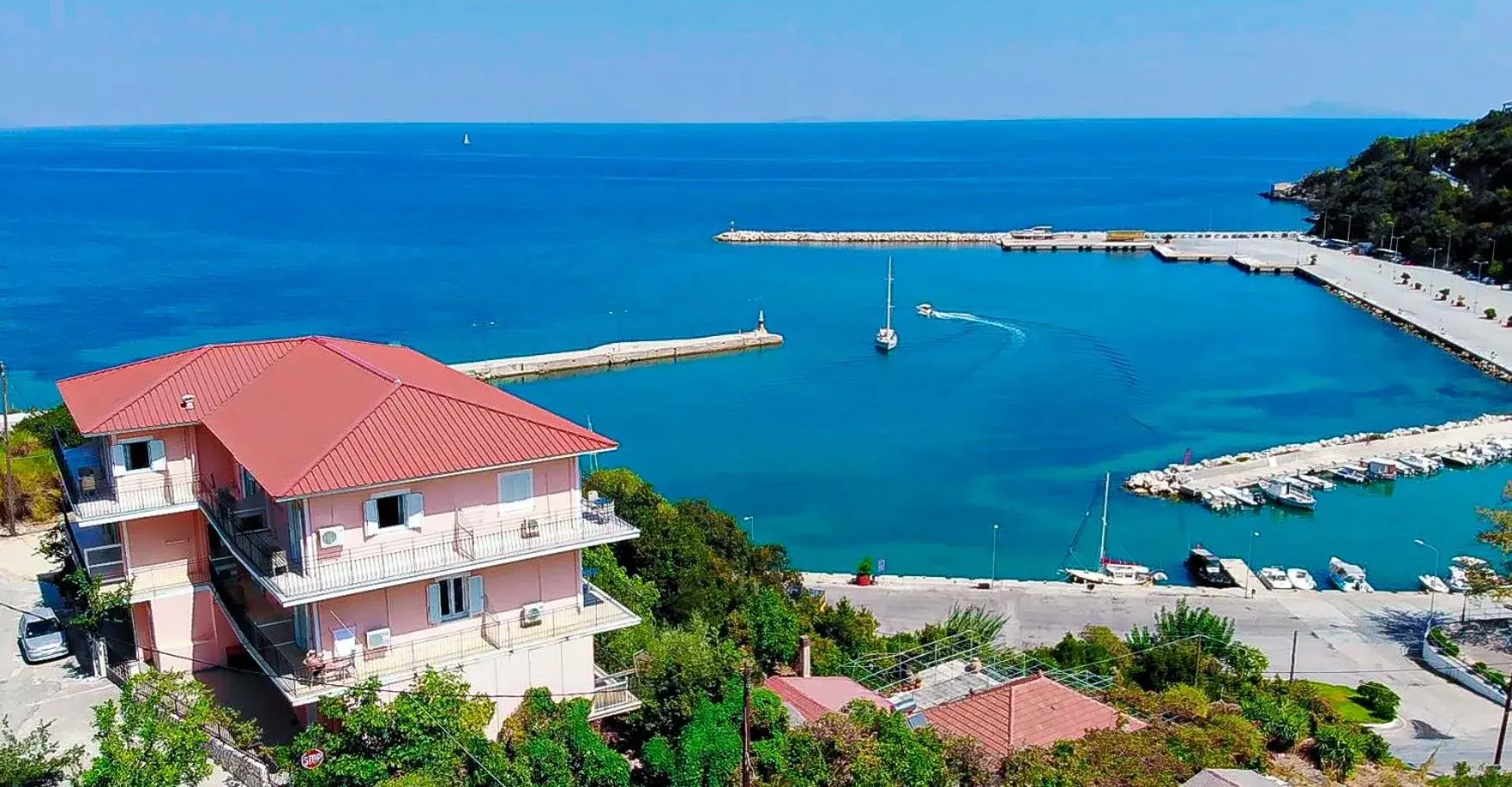 Property building in Faro Del Porto Property building in Faro Del Porto