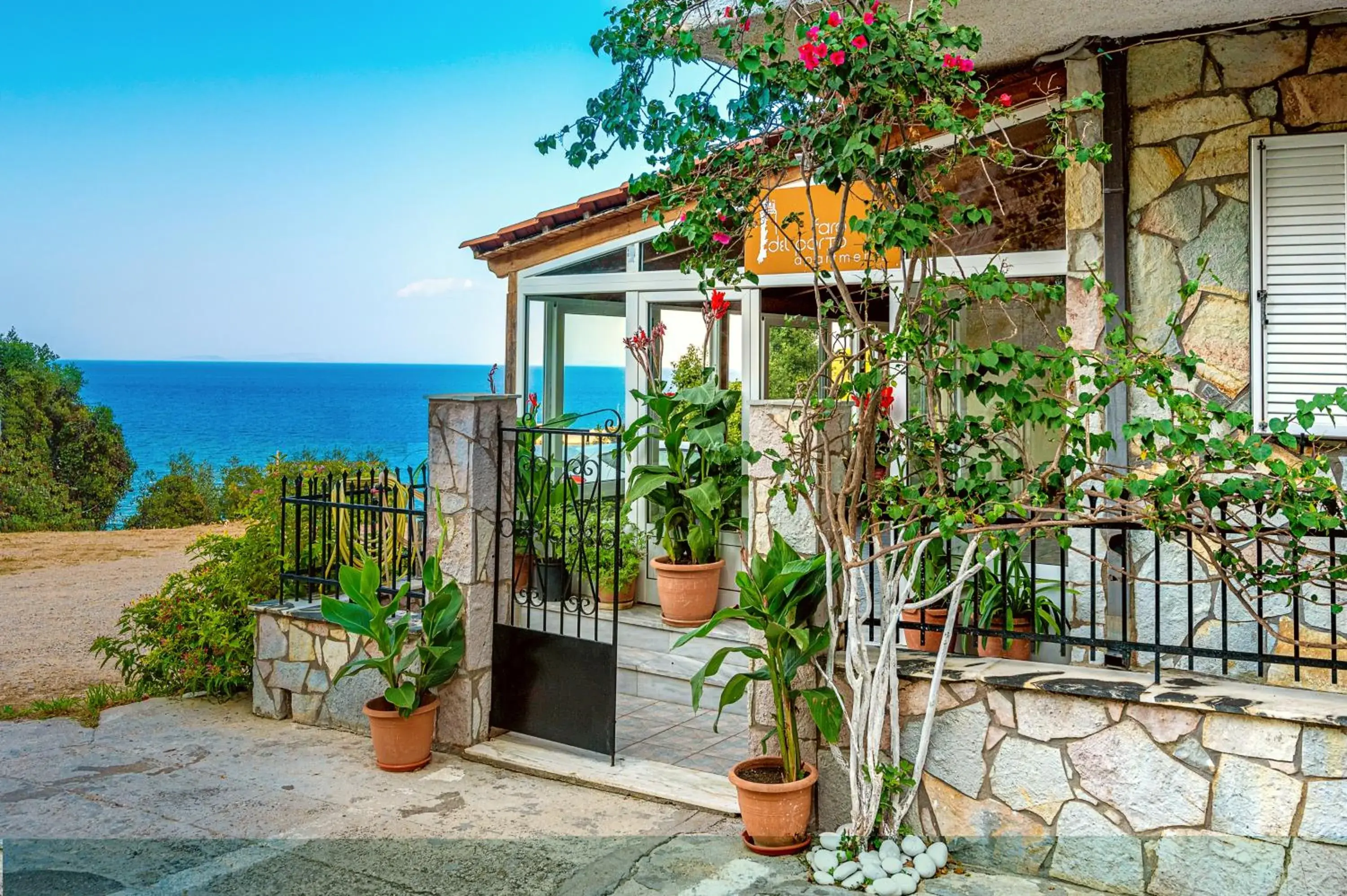 Facade/entrance in Faro Del Porto Facade/entrance in Faro Del Porto
