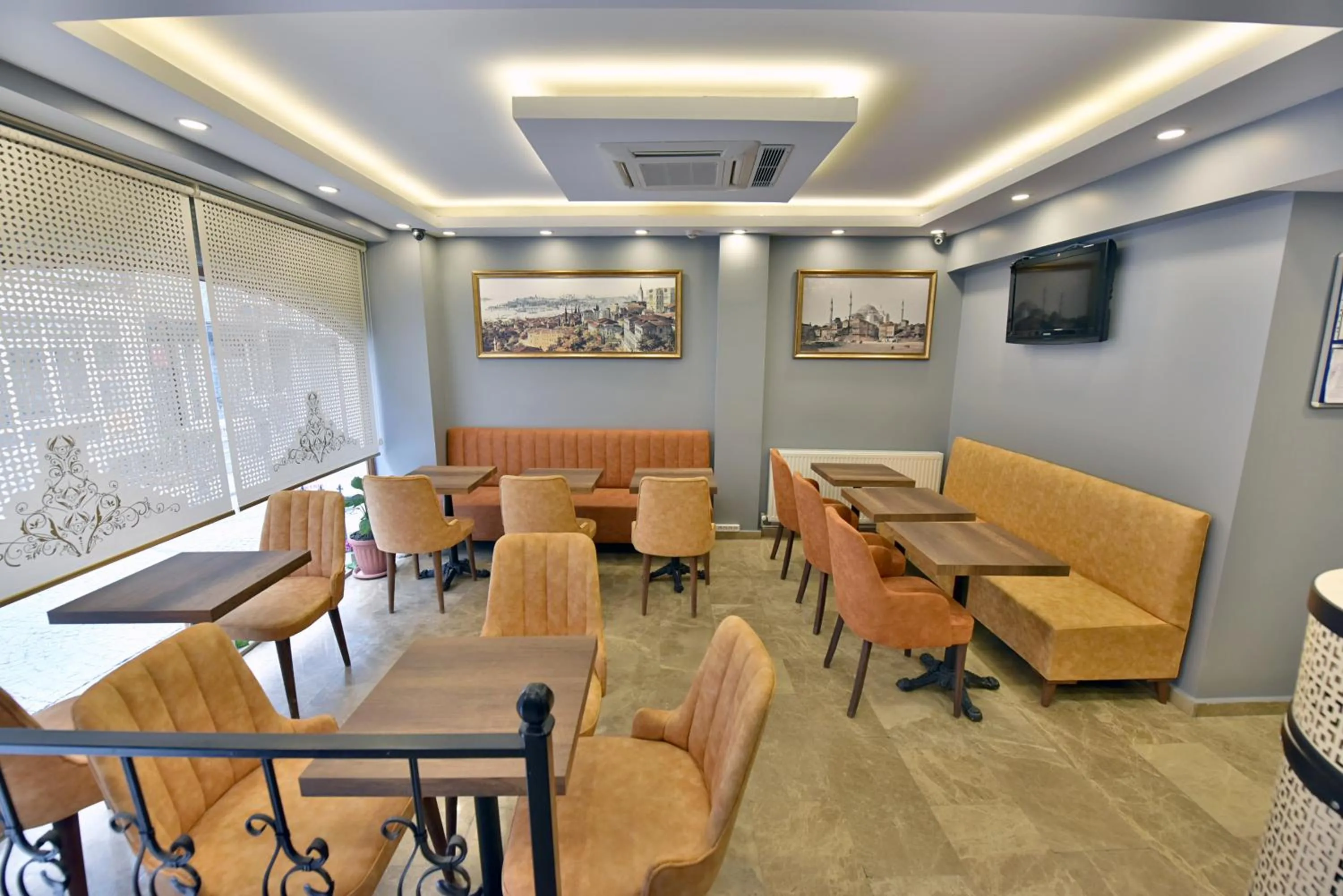 Communal lounge/ TV room in Sunlife Oldcity