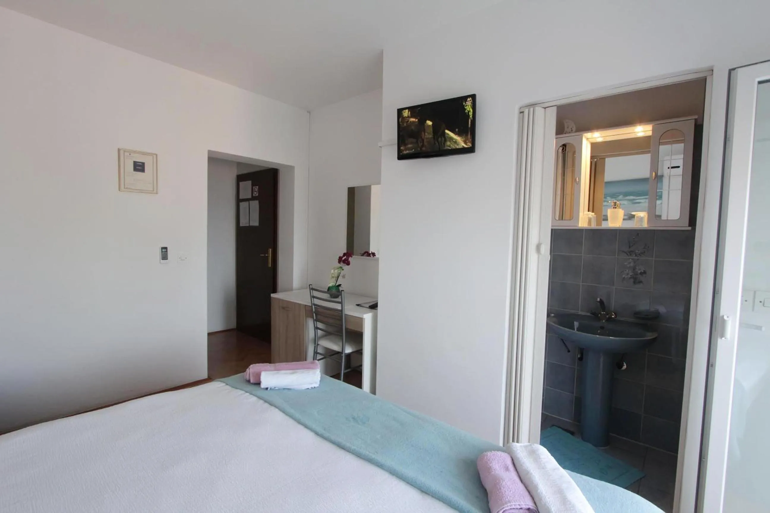 Bathroom, Bed in Guesthouse Villa Stanger