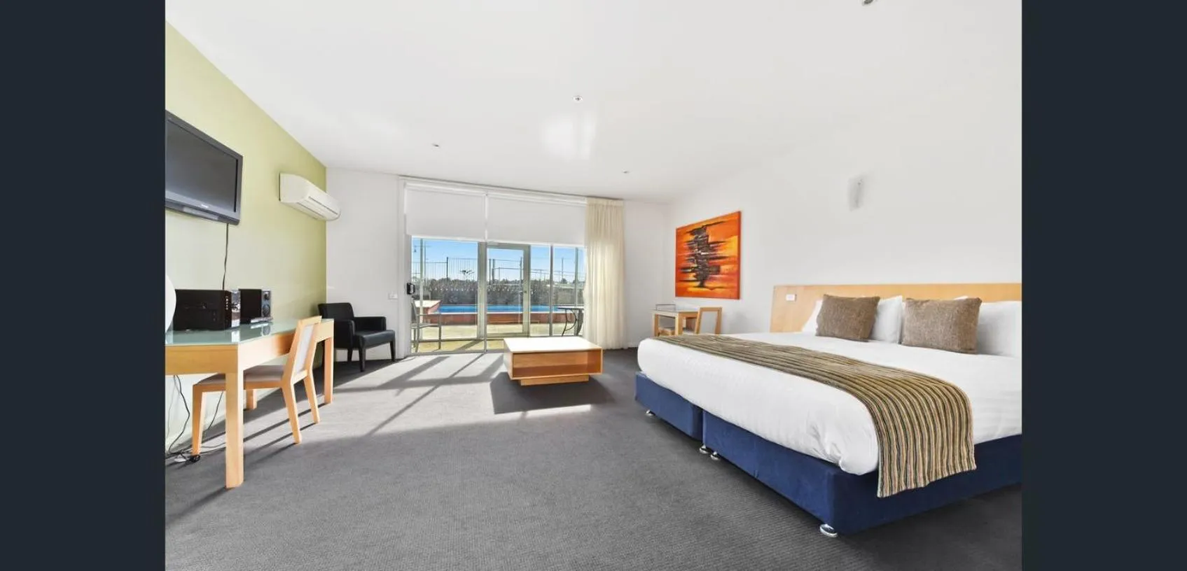 Bedroom, Bed in York Cove Hotel