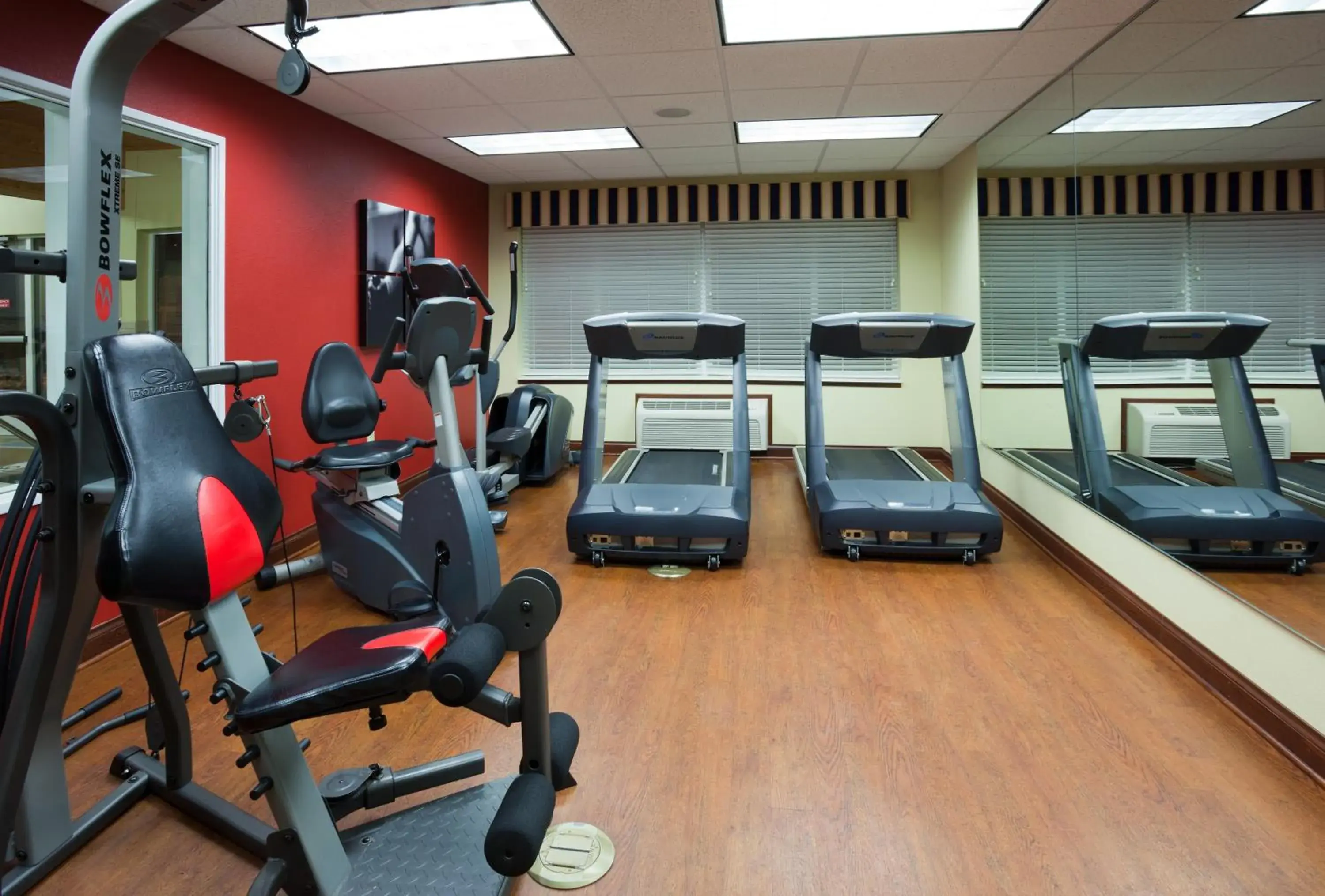Fitness Center/Facilities in Country Inn & Suites by Radisson, Marinette, WI
