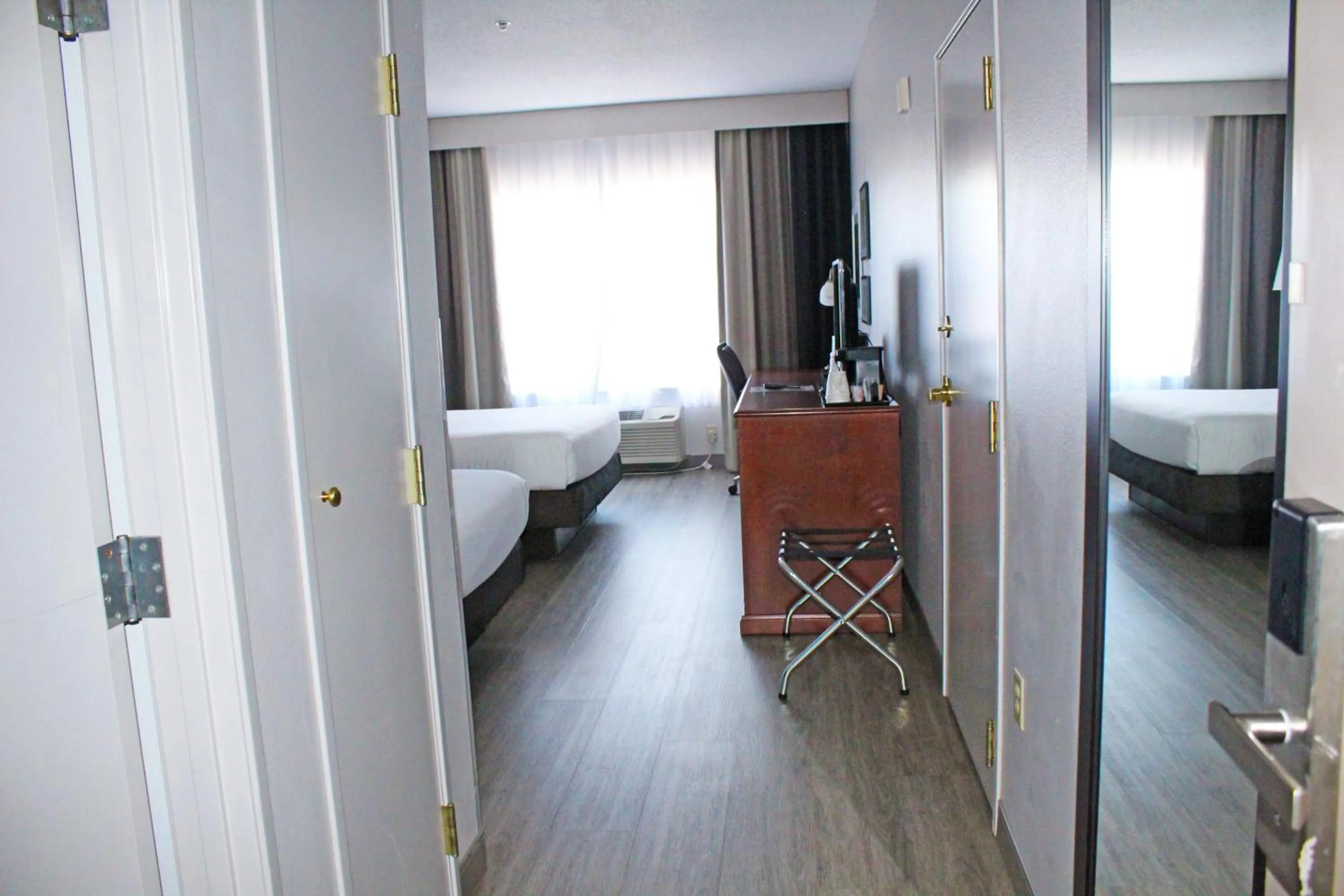 Facade/entrance, Bed in Independence Stay Hotel & Suites