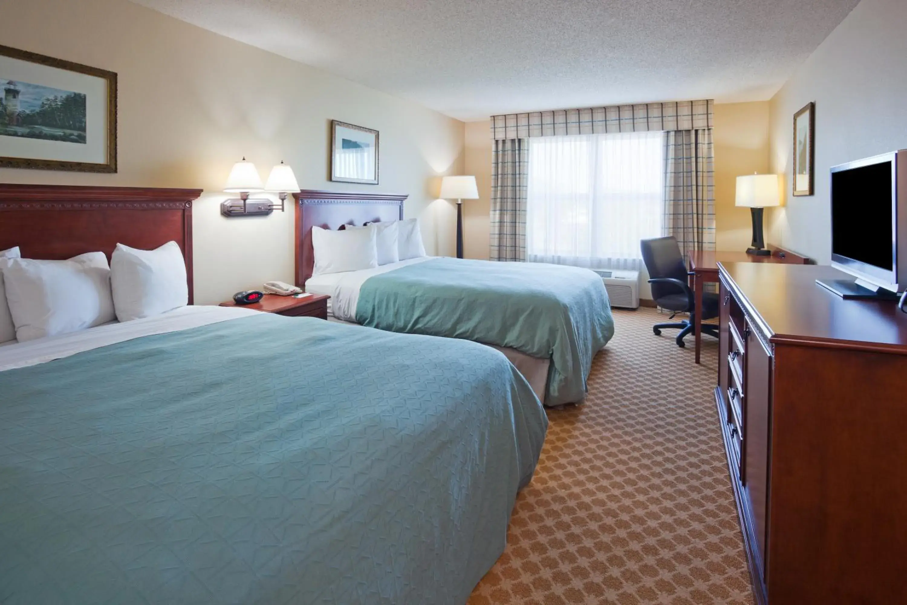 Bed in Country Inn & Suites by Radisson, Marinette, WI