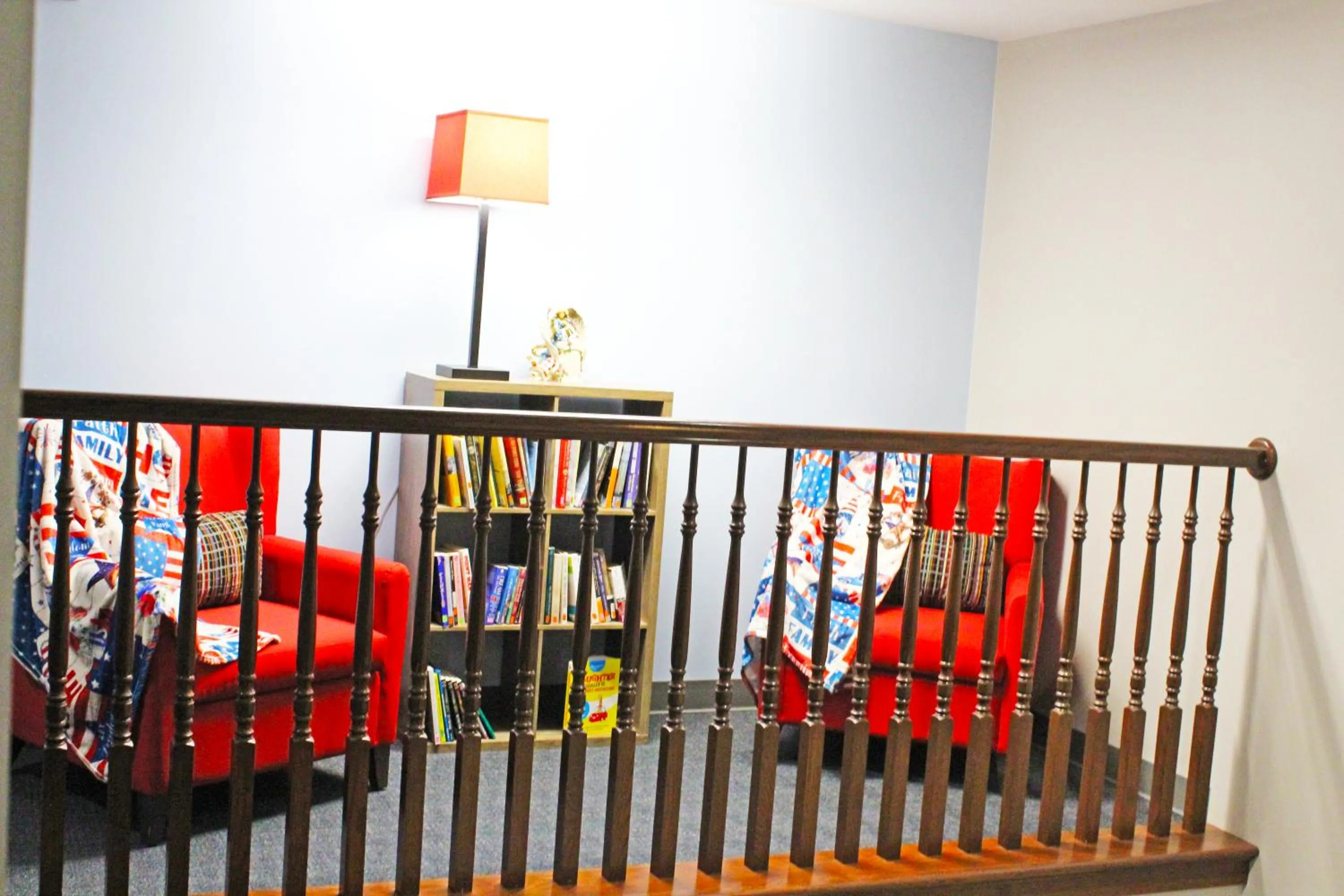 Library in Independence Stay Hotel & Suites