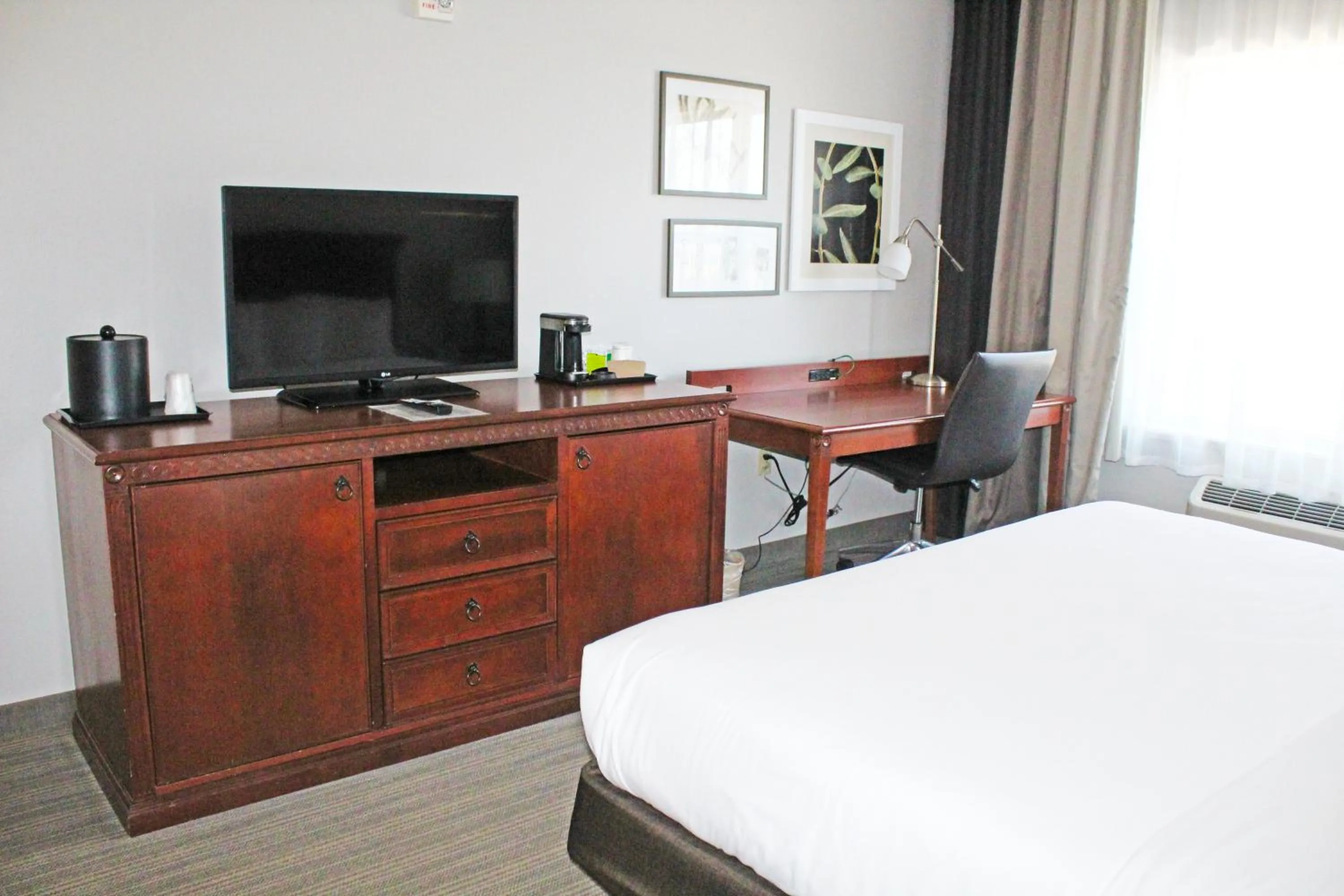 Bed in Independence Stay Hotel & Suites