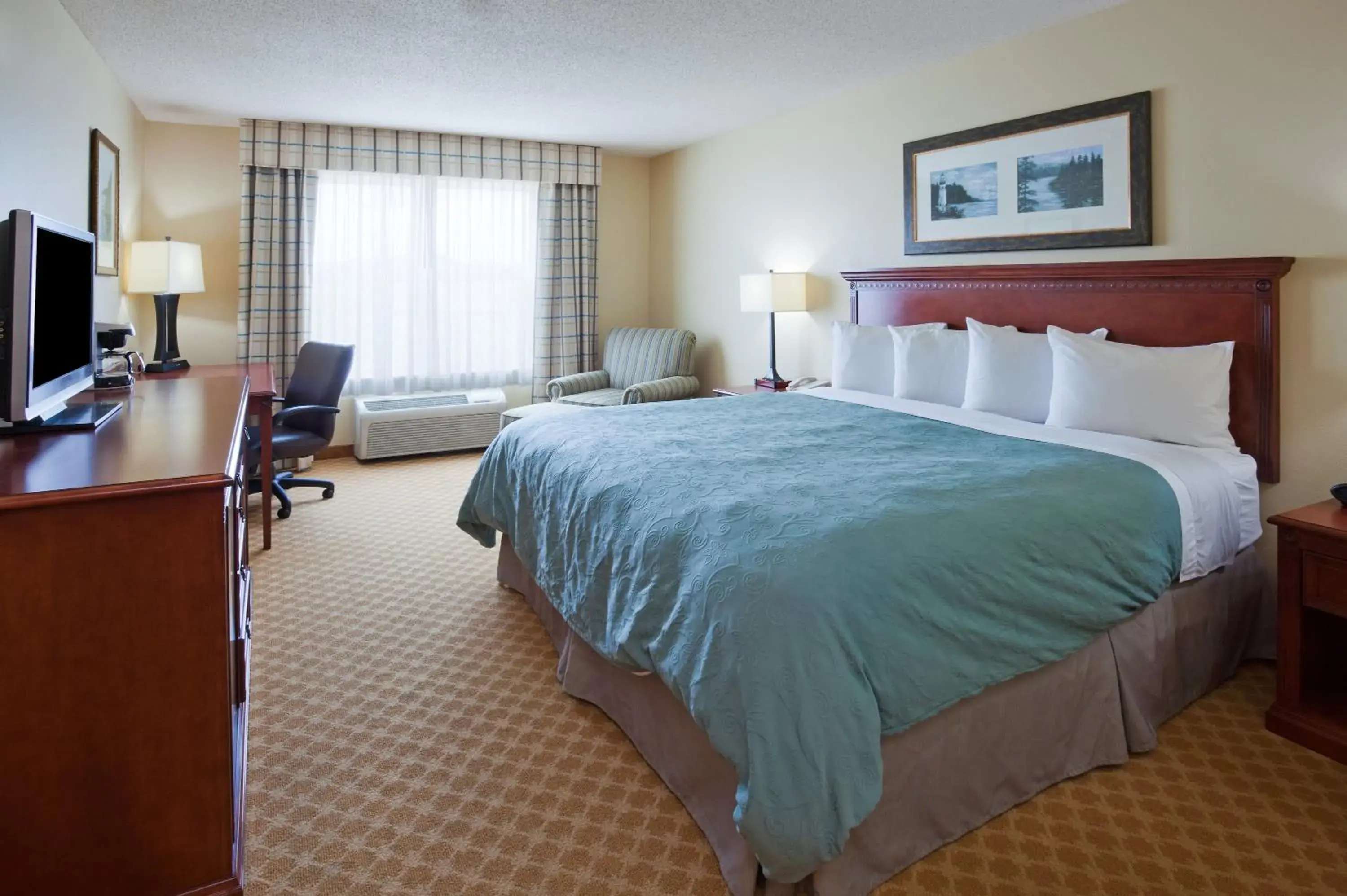 Bed in Country Inn & Suites by Radisson, Marinette, WI