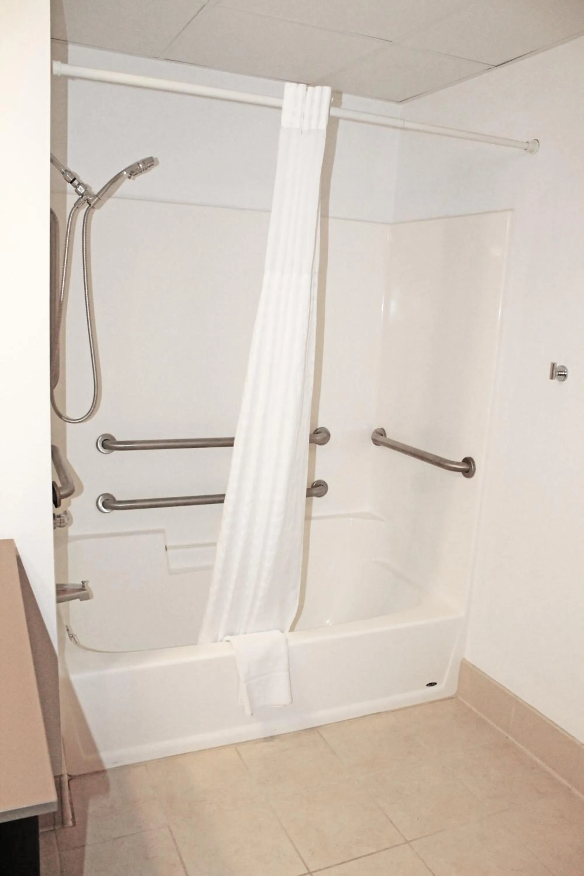 Shower in Independence Stay Hotel & Suites