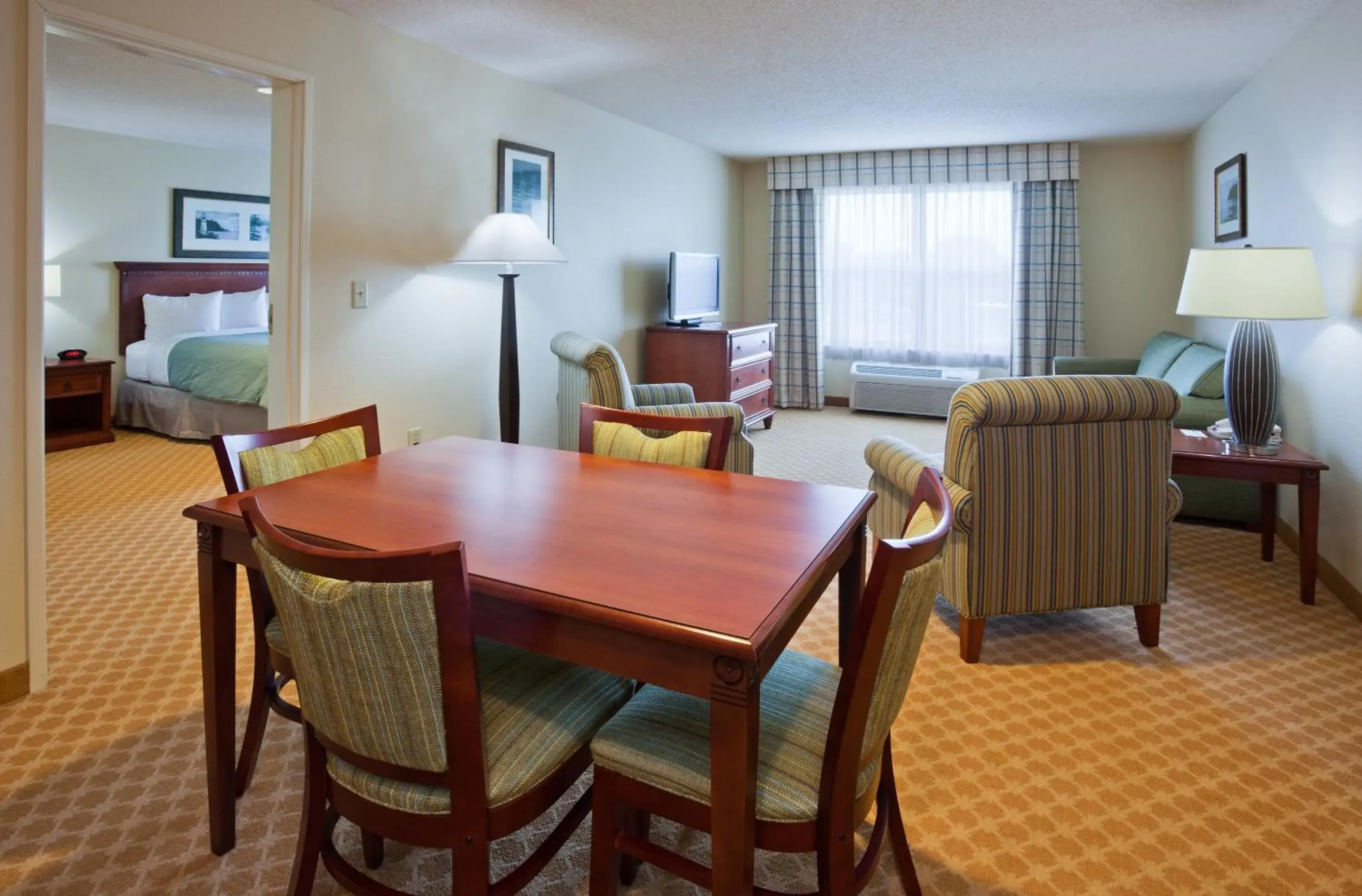 Bed in Country Inn & Suites by Radisson, Marinette, WI