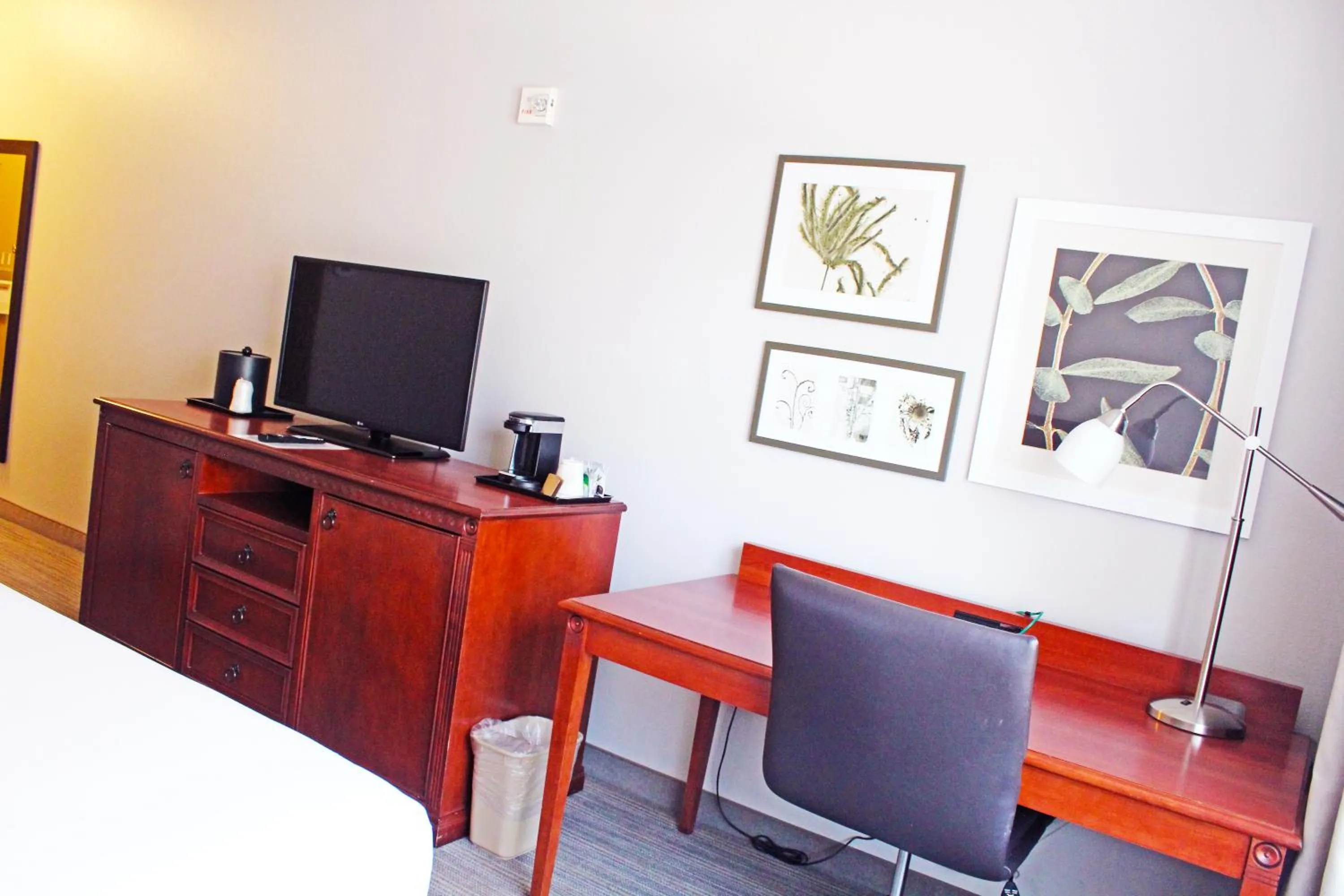 Bed in Independence Stay Hotel & Suites