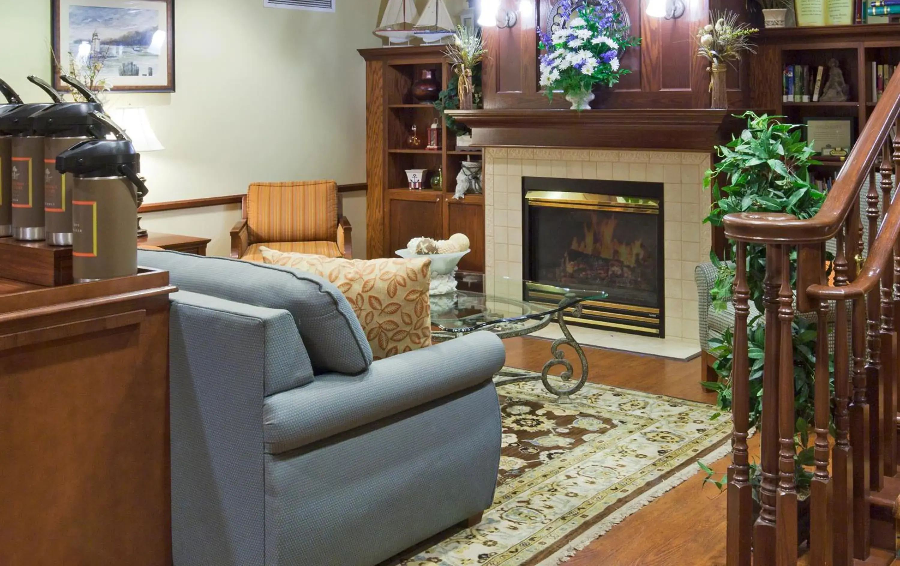 Seating Area in Country Inn & Suites by Radisson, Marinette, WI