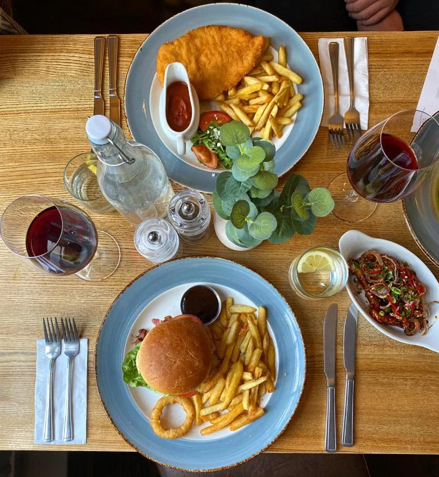 Restaurant/places to eat in Lamb Hotel by Greene King Inns