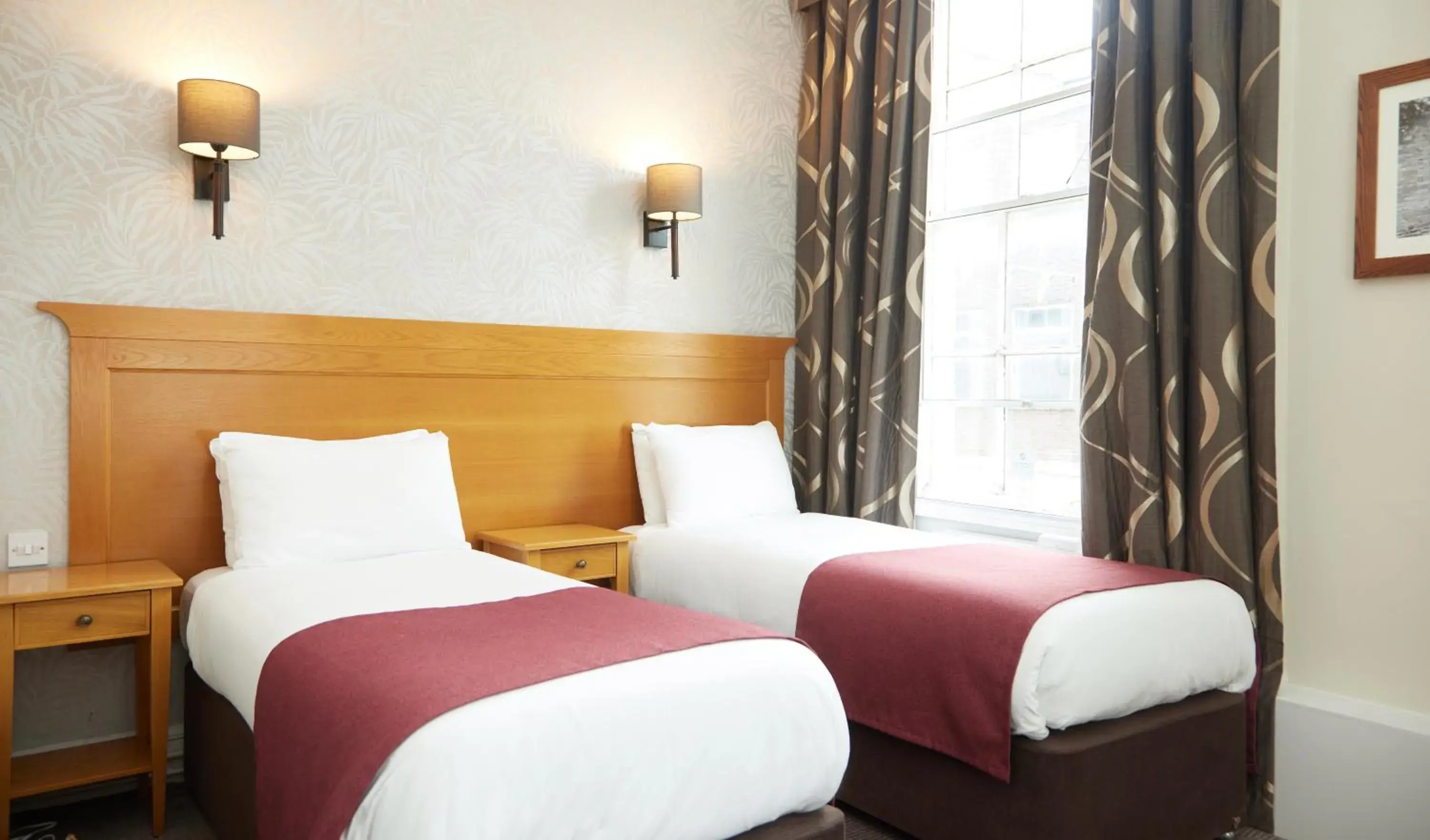 Twin Room in Lamb Hotel by Greene King Inns Twin Room in Lamb Hotel by Greene King Inns