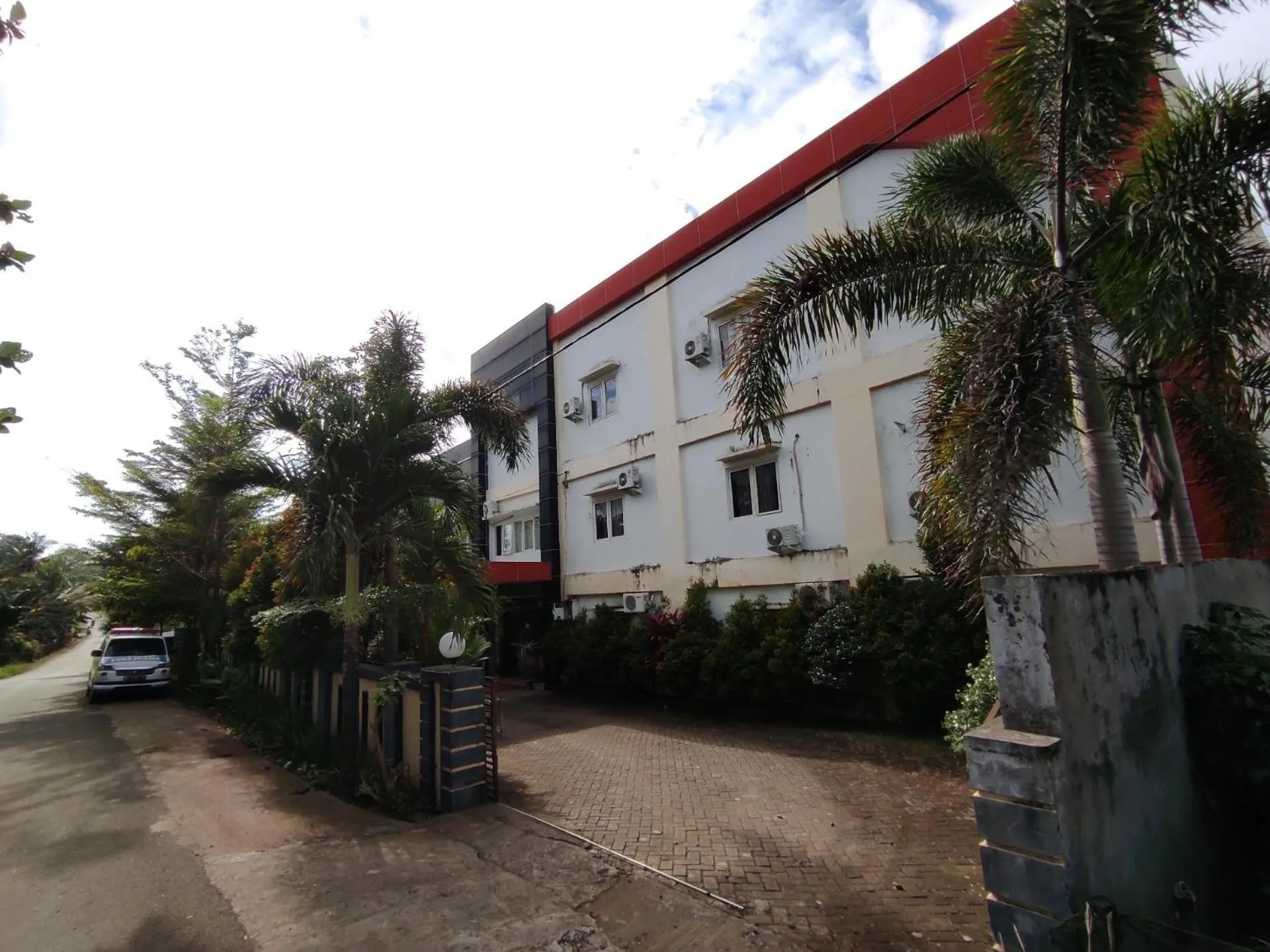 Facade/entrance in Hotel O Wisma Syariah Lahundape