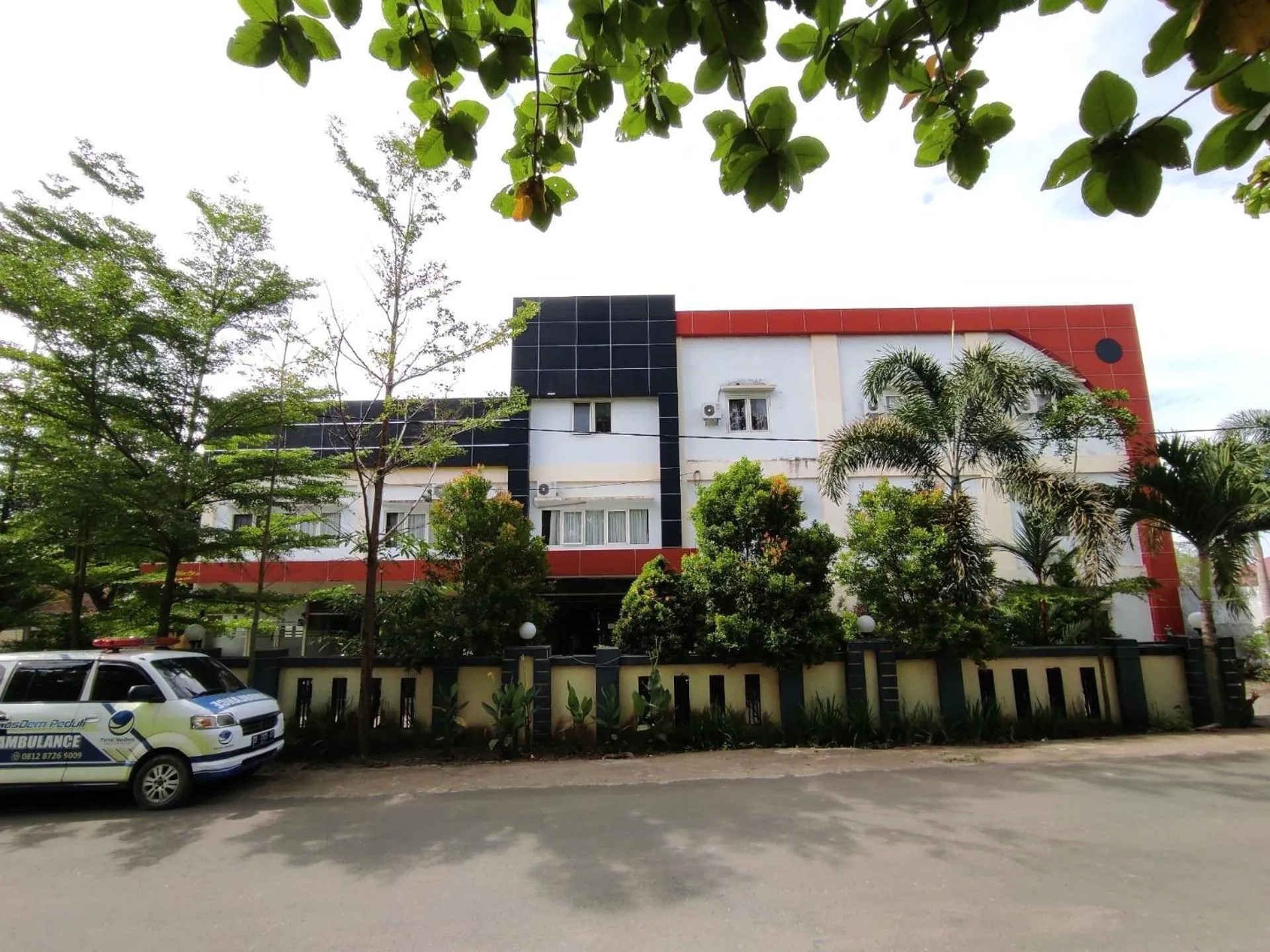 Facade/entrance in Hotel O Wisma Syariah Lahundape
