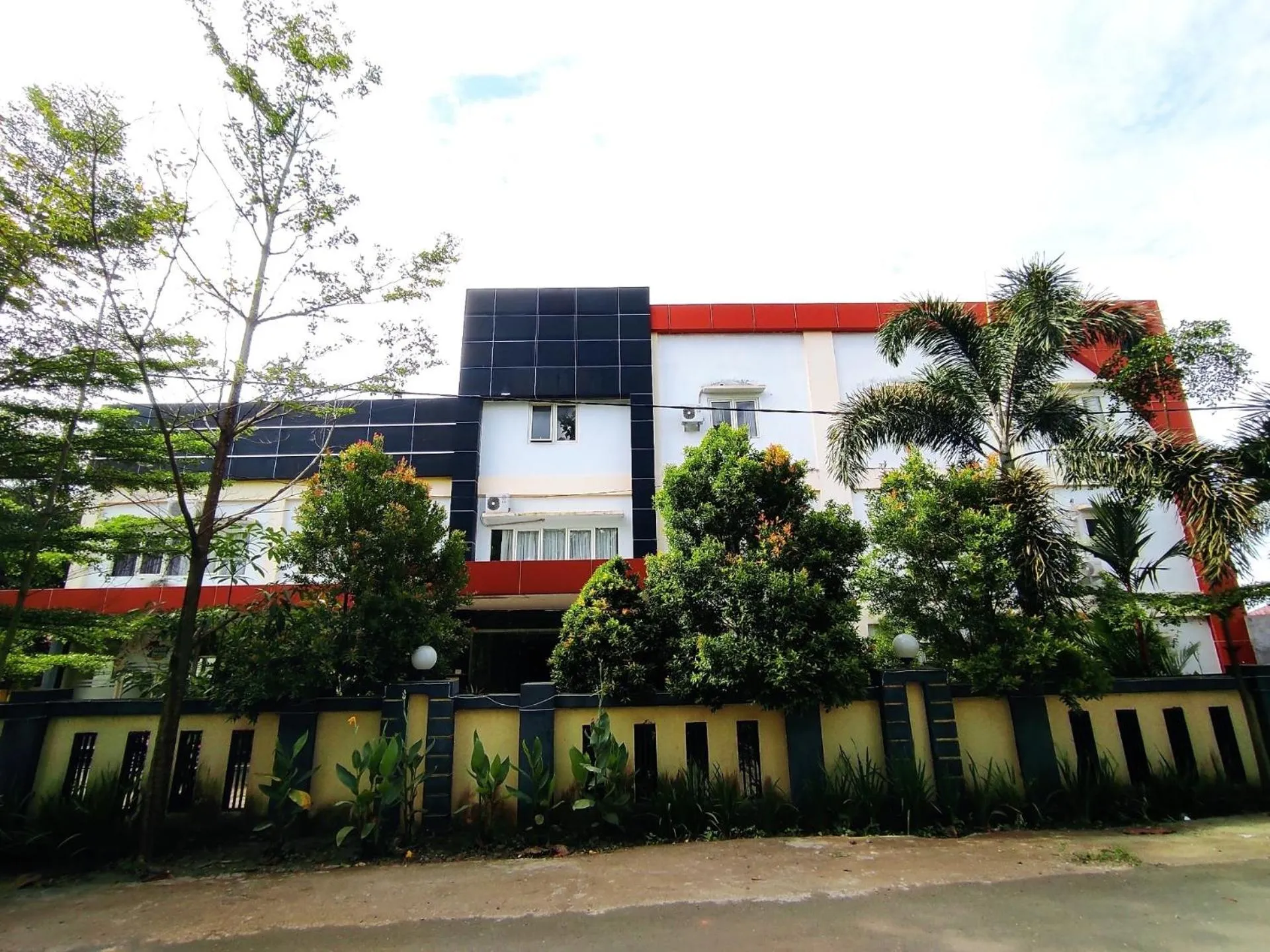 Facade/entrance in Hotel O Wisma Syariah Lahundape