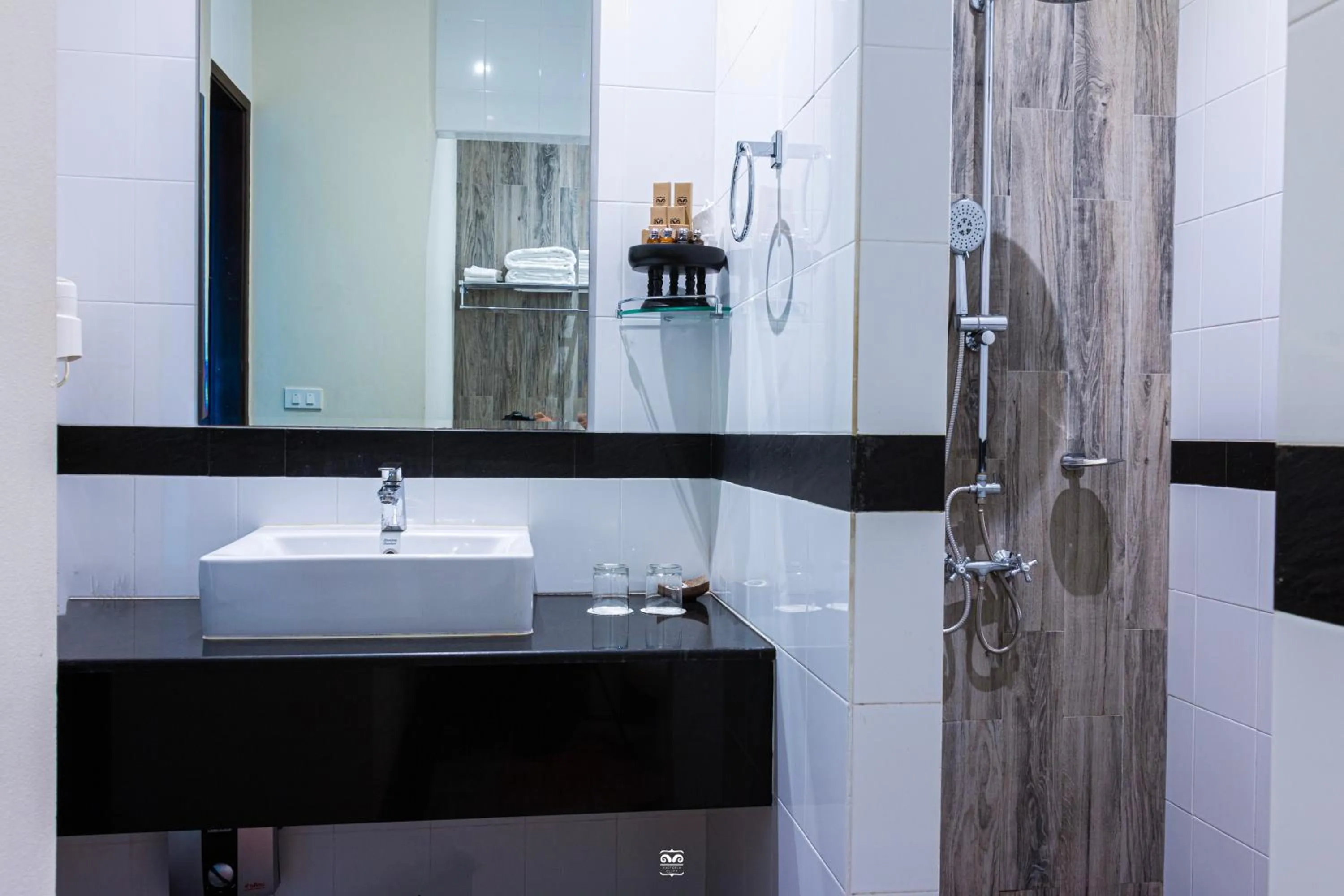 Shower in Victoria Cliff Hotel & Resort, Kawthaung