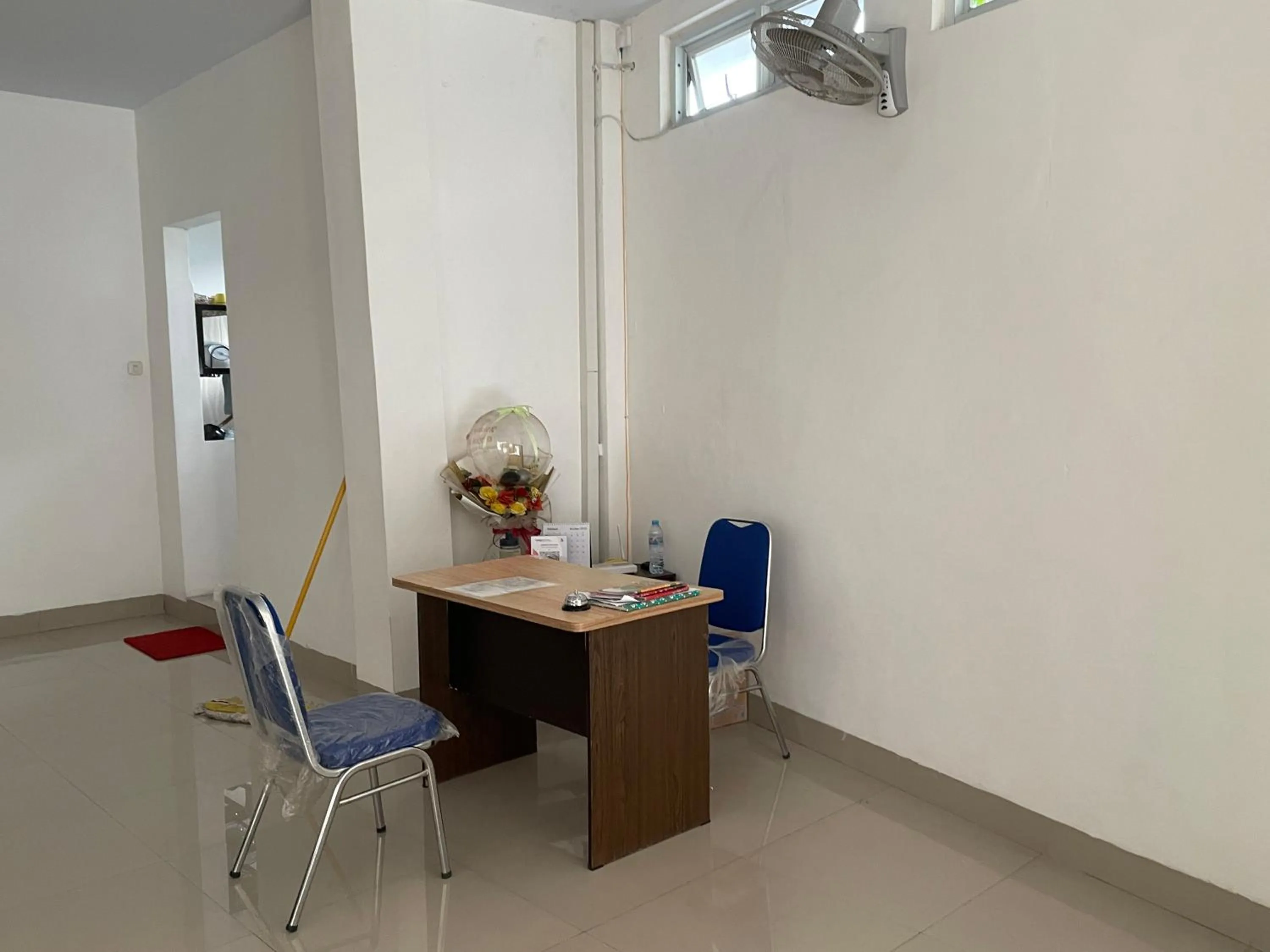 Lobby or reception in Hotel O Penginapan Musafir Syariah Near Paramount Woman & Childern's Hospital