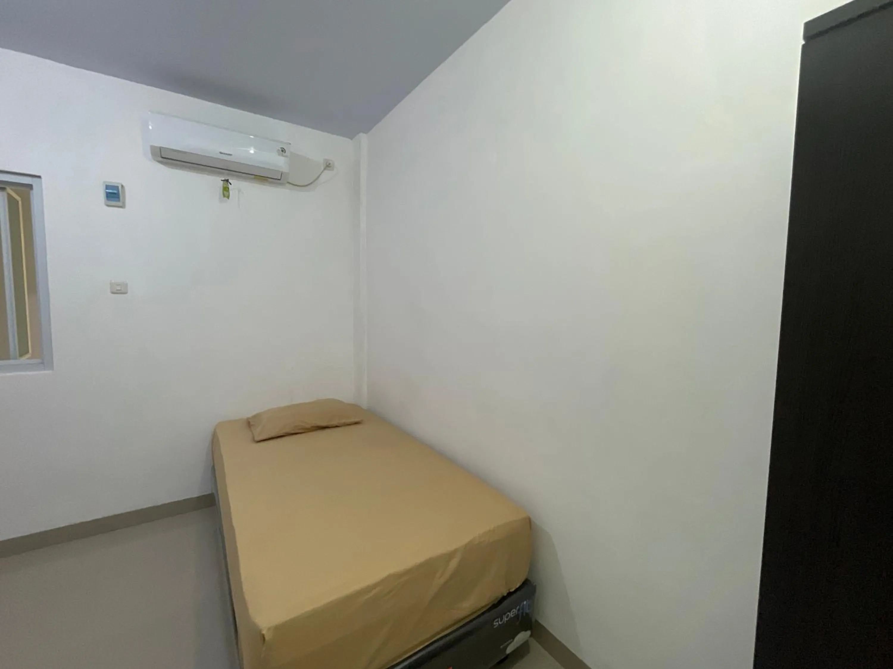 Bedroom in Hotel O Penginapan Musafir Syariah Near Paramount Woman & Childern's Hospital