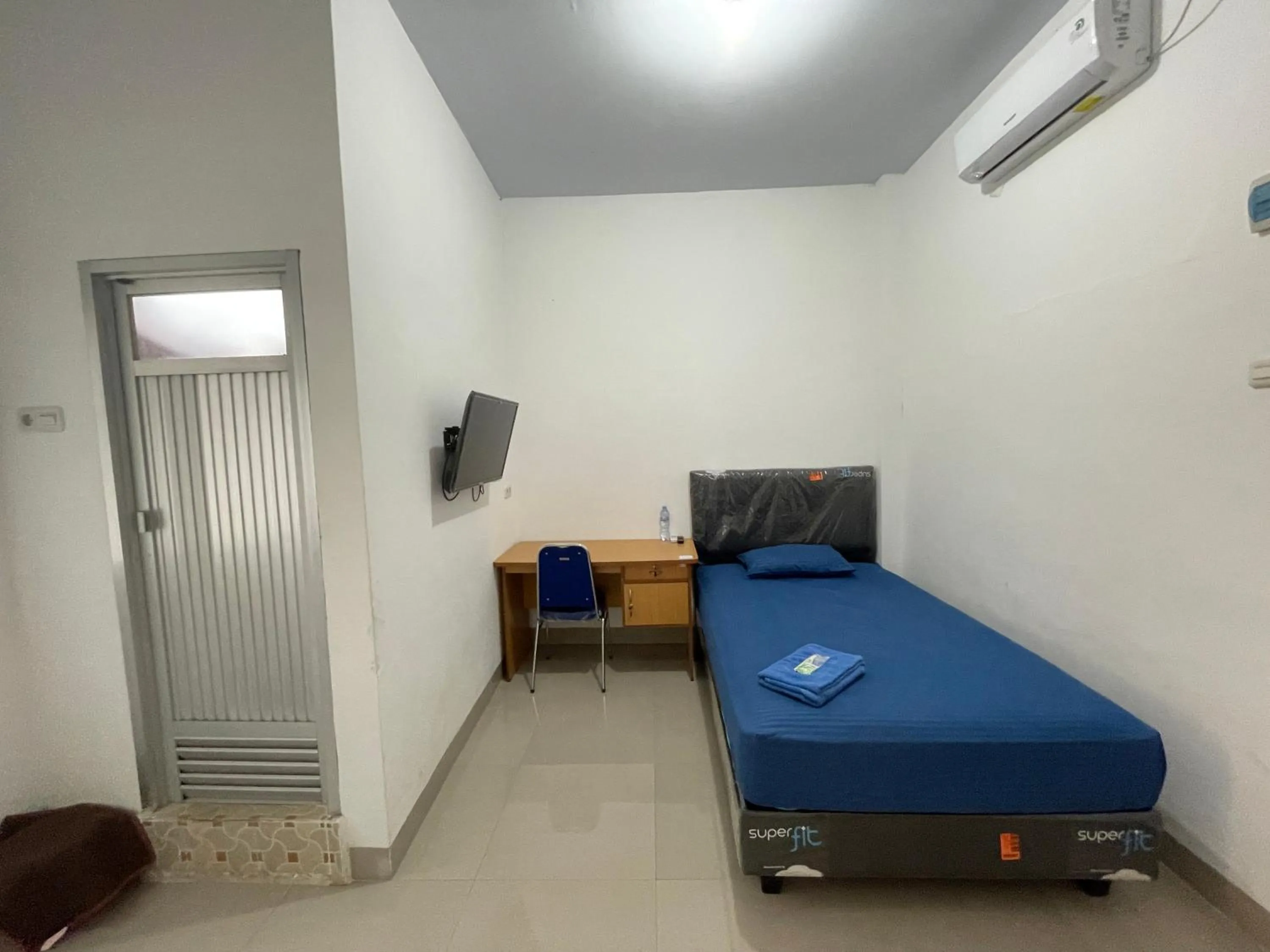 Bedroom, Bed in Hotel O Penginapan Musafir Syariah Near Paramount Woman & Childern's Hospital