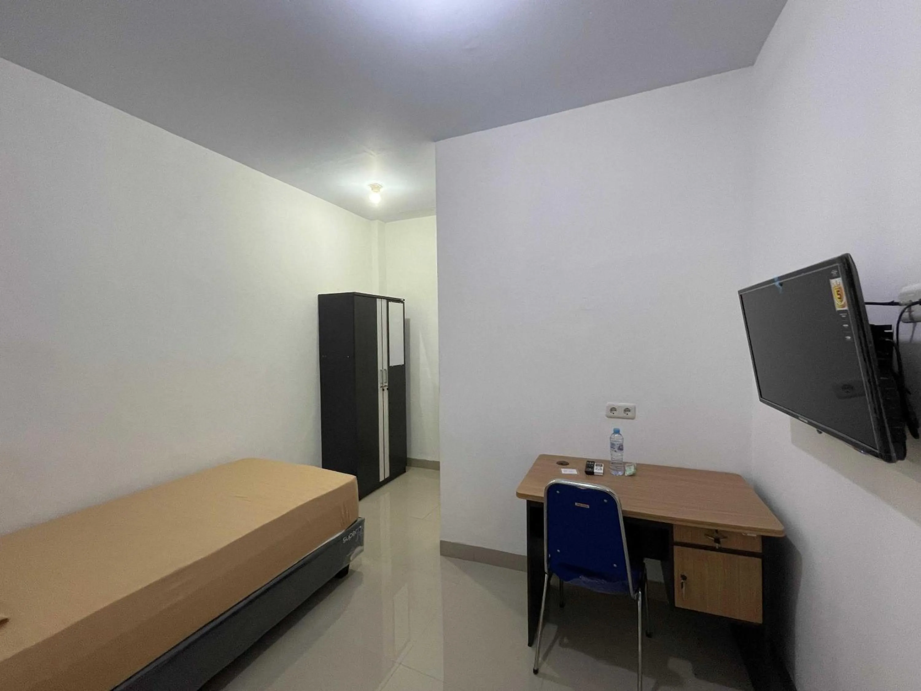 Bedroom, Bed in Hotel O Penginapan Musafir Syariah Near Paramount Woman & Childern's Hospital