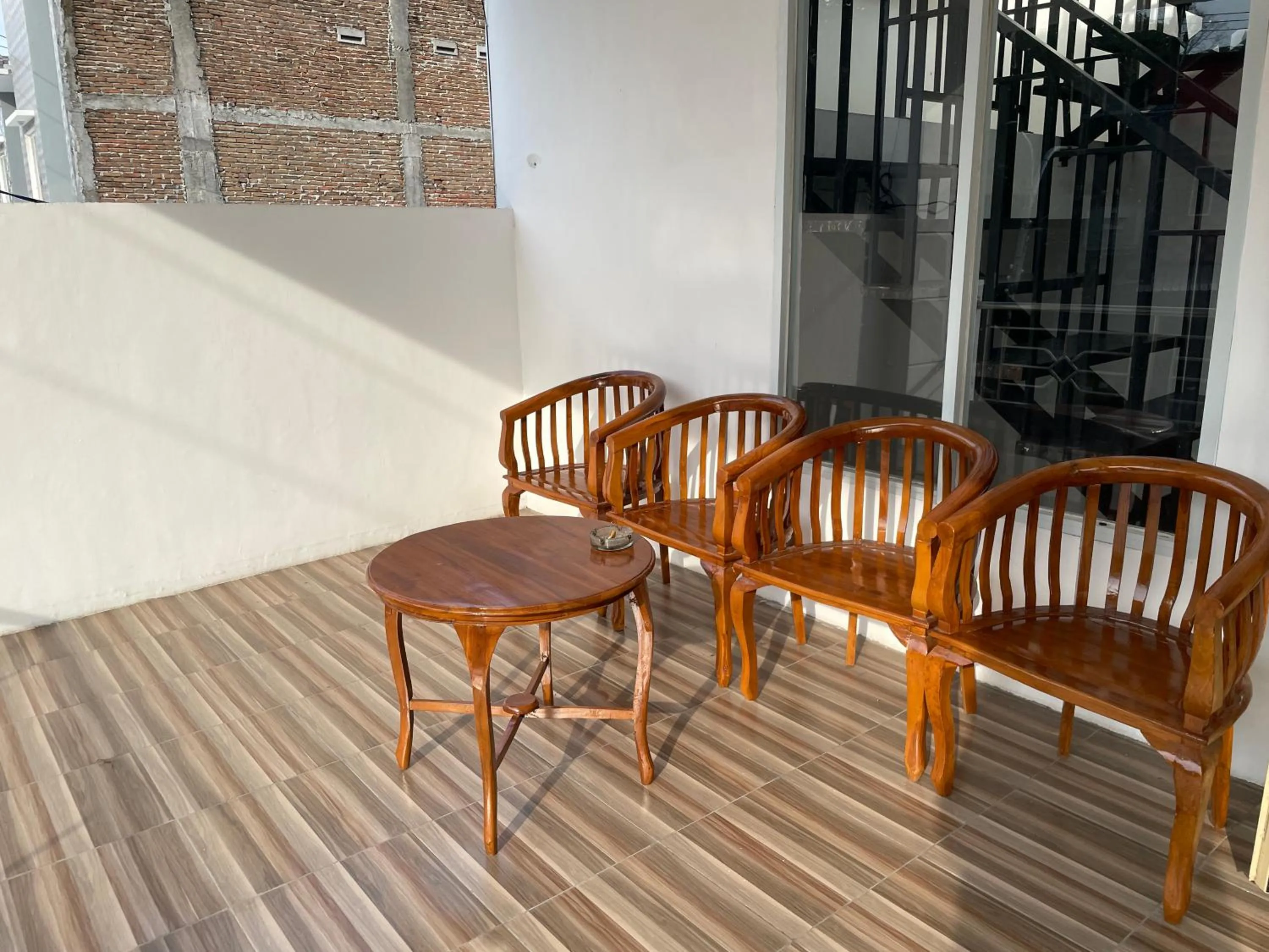 Seating area in Hotel O Penginapan Musafir Syariah Near Paramount Woman & Childern's Hospital