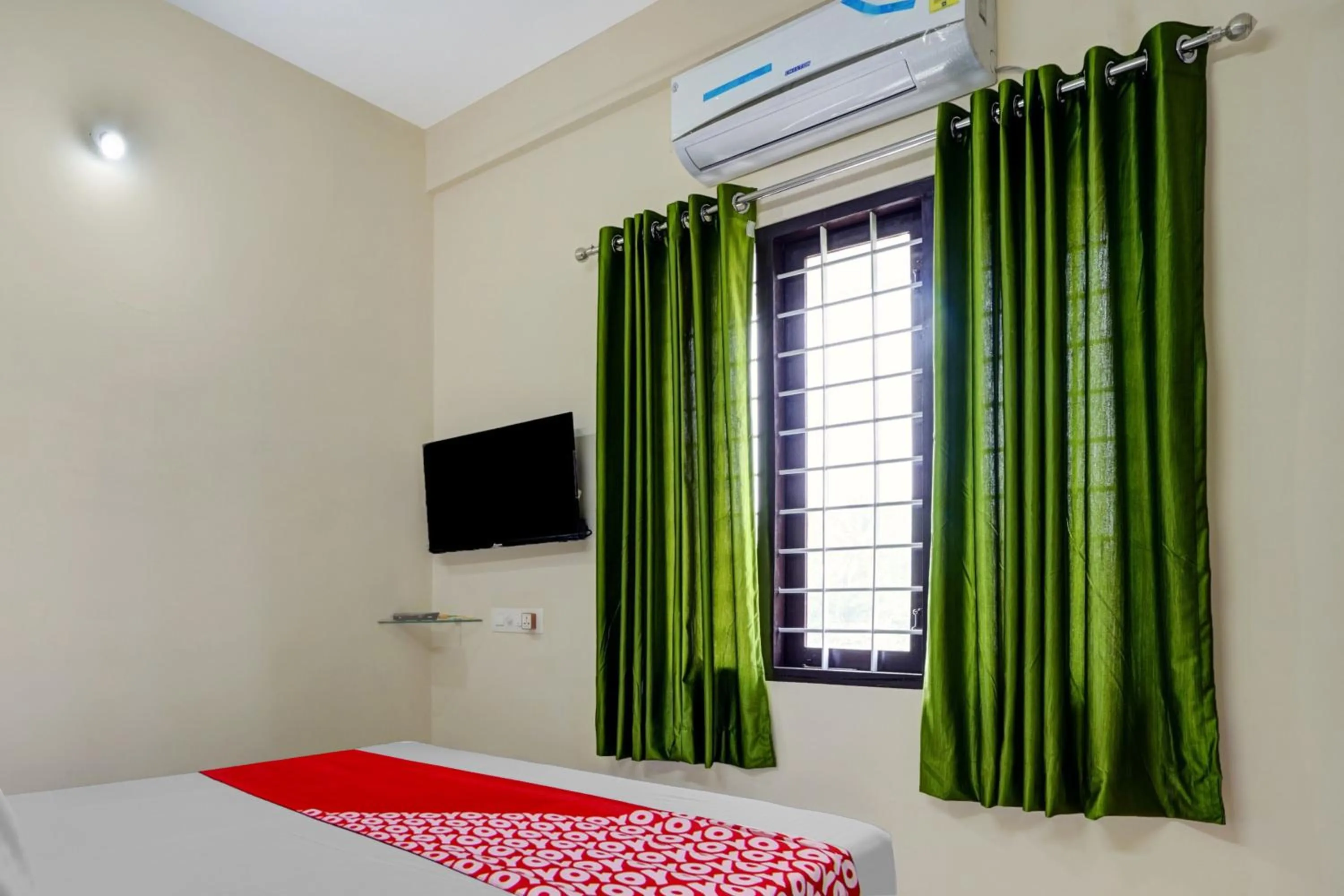 Bedroom, Bed in Hotel O Versatile Inn