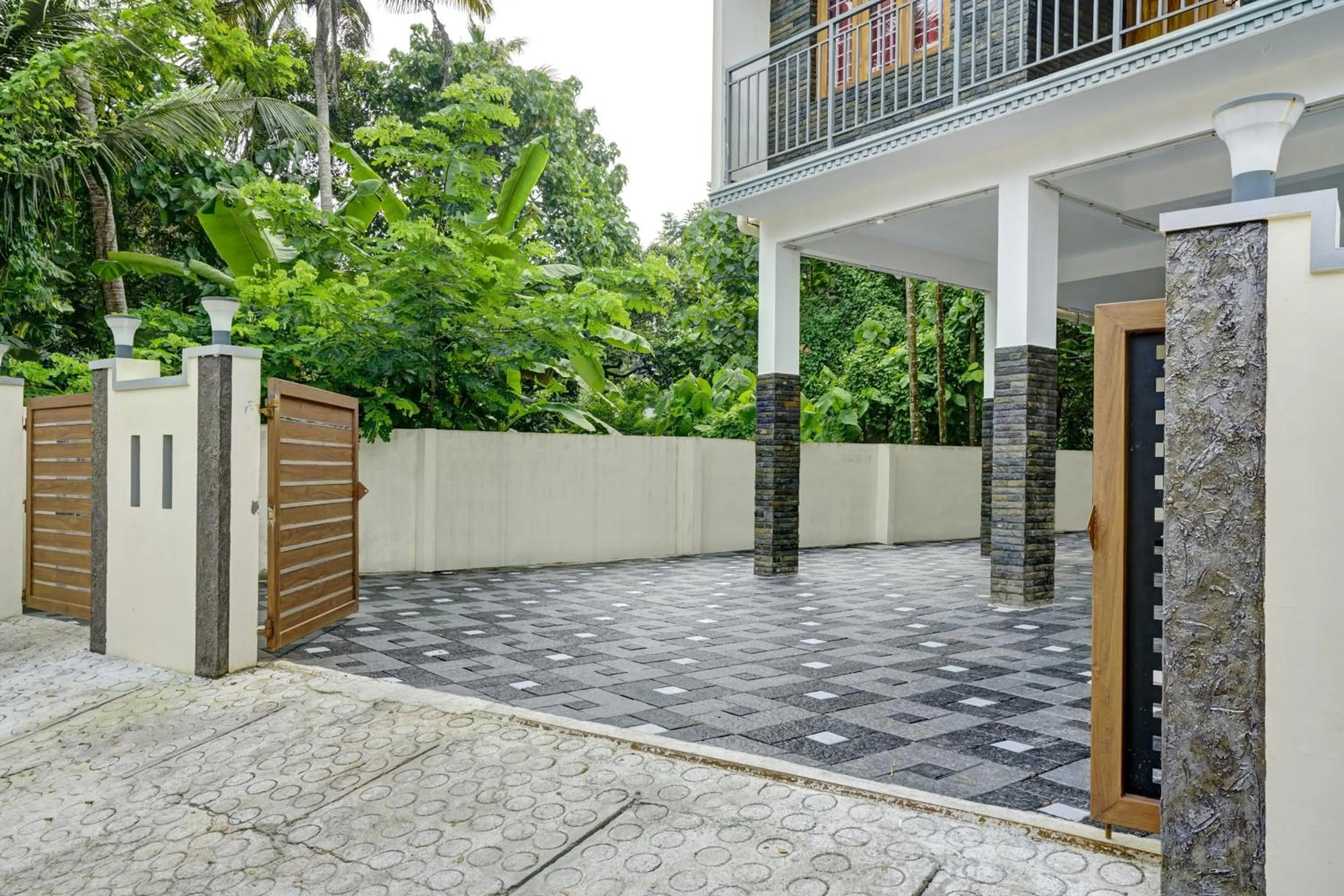 Facade/entrance in Hotel O Versatile Inn