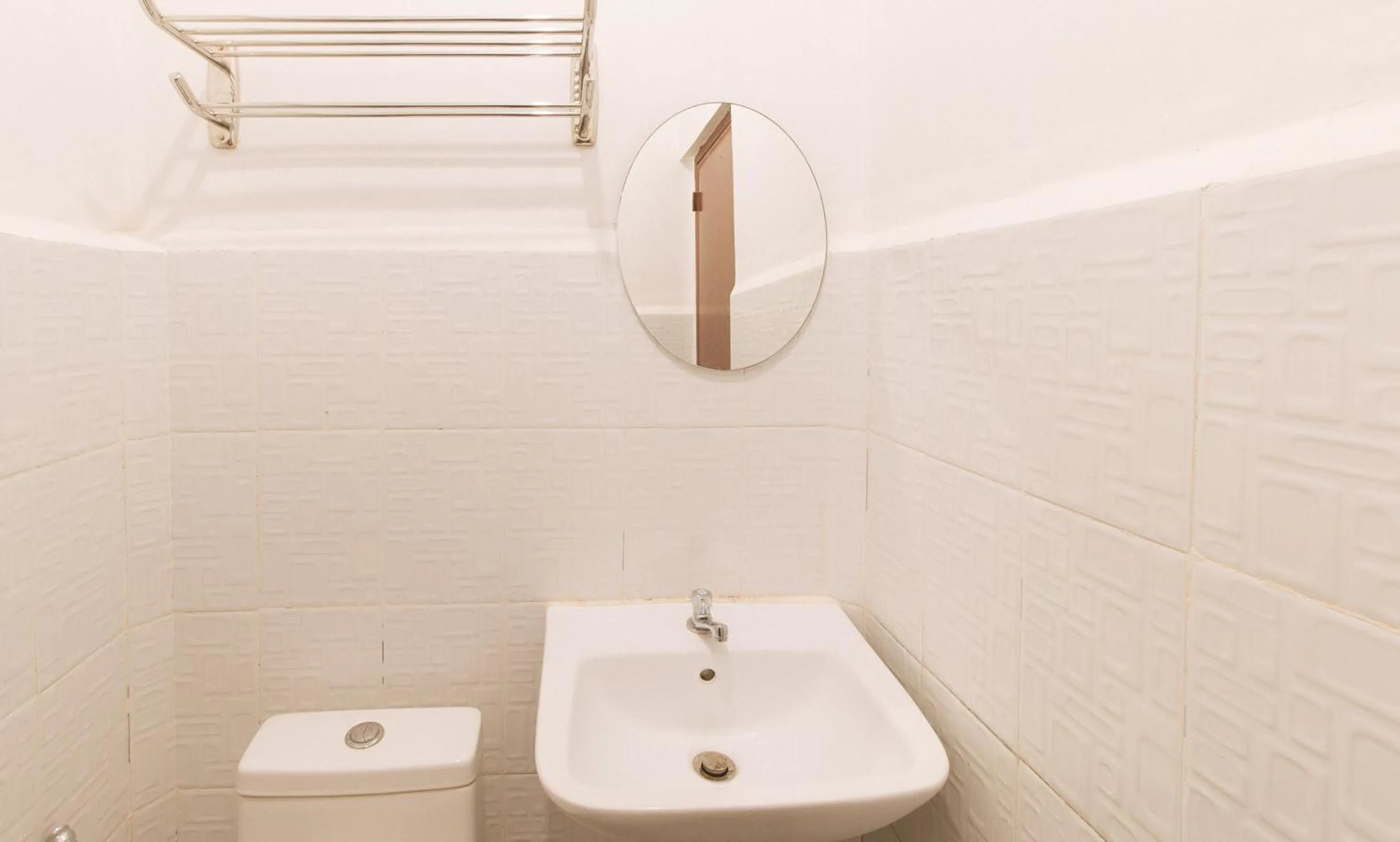 Toilet in RedDoorz @ The Central Inn Boracay Island