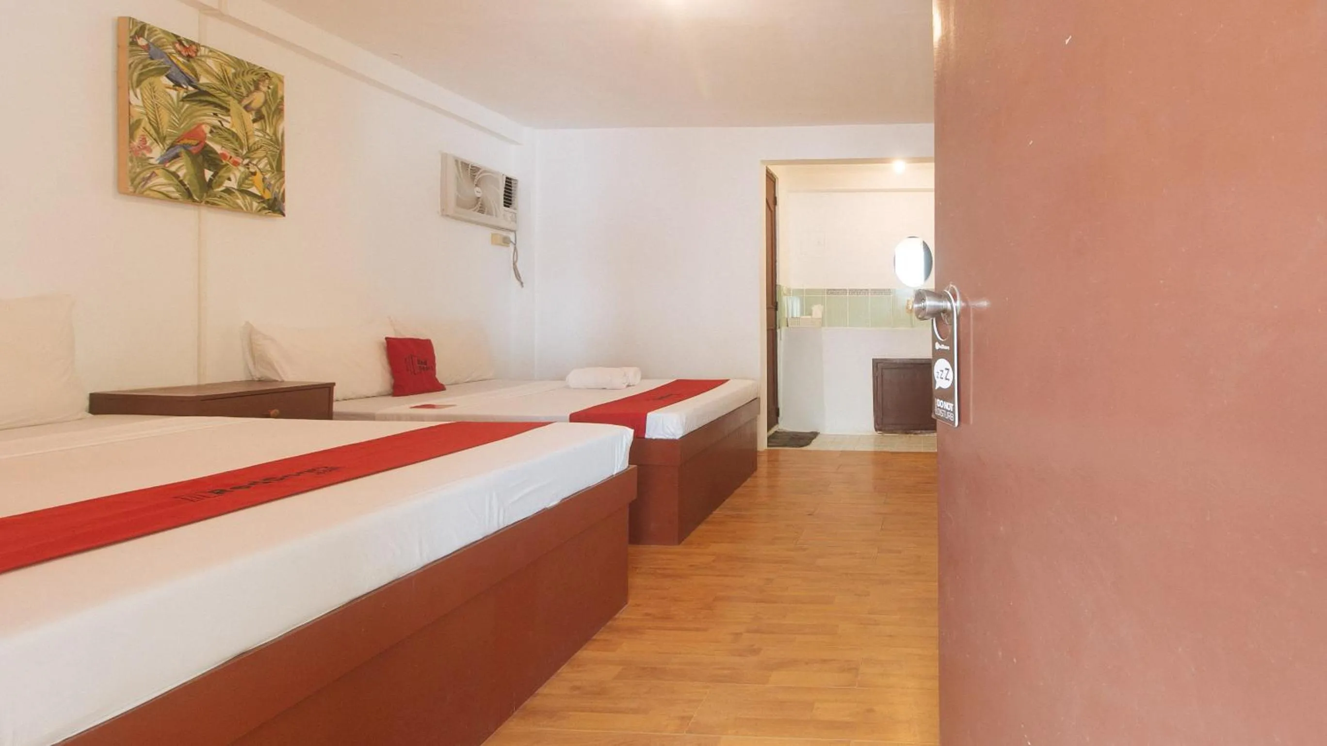 Bed in RedDoorz @ The Central Inn Boracay Island